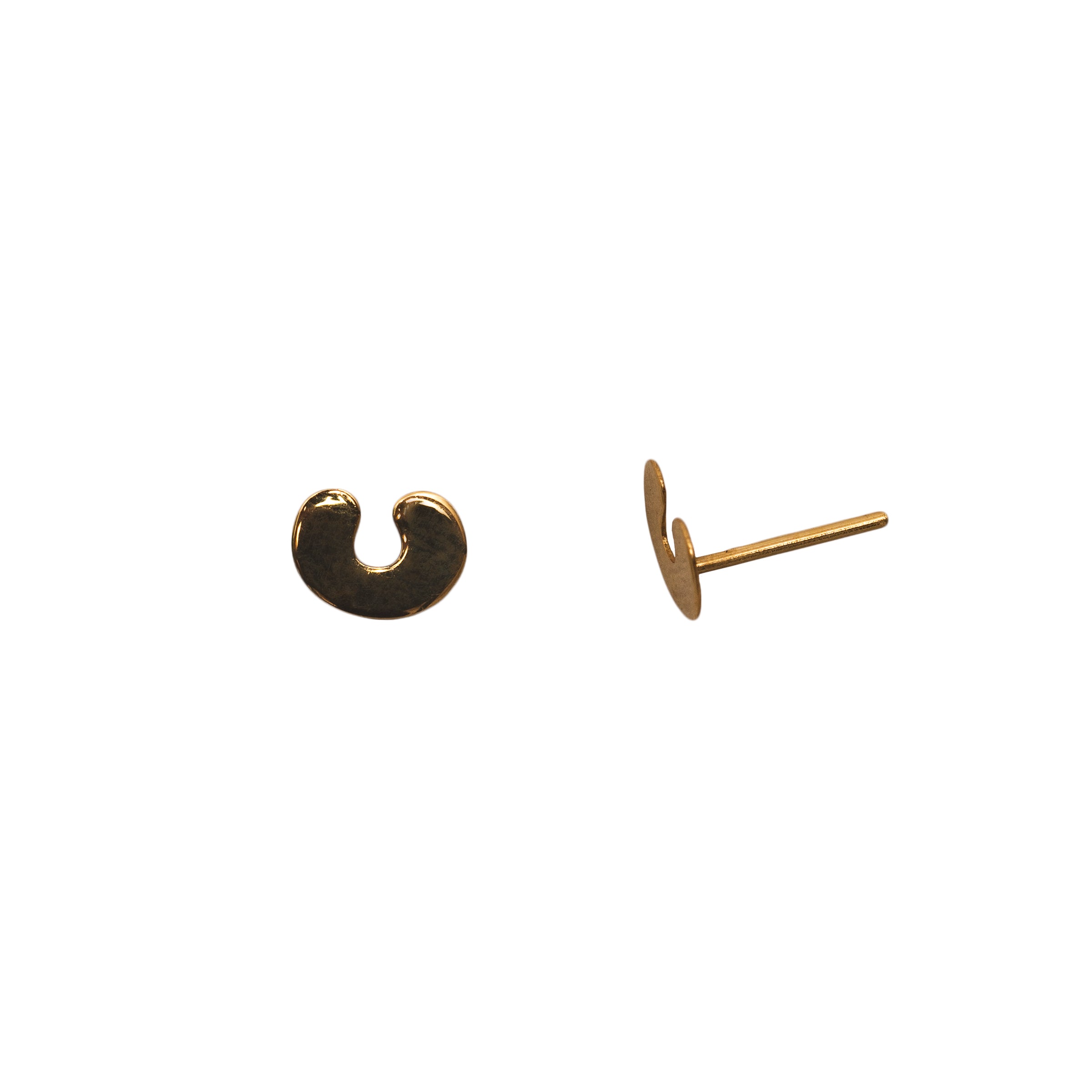 Brinco infantil letra C chapa lisa ouro 18k - Temos todas as letras