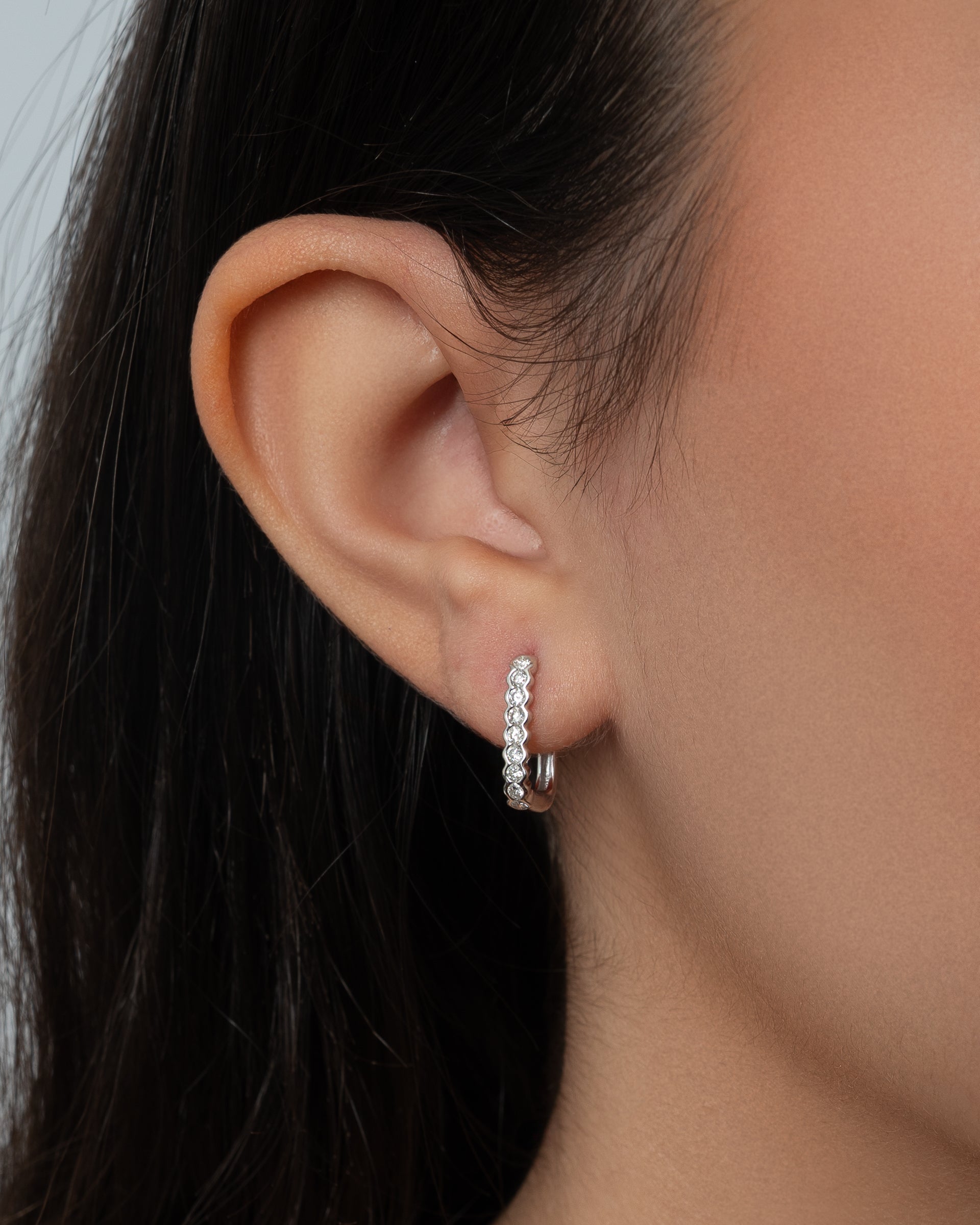 Argola retangular diamante e ouro 14k