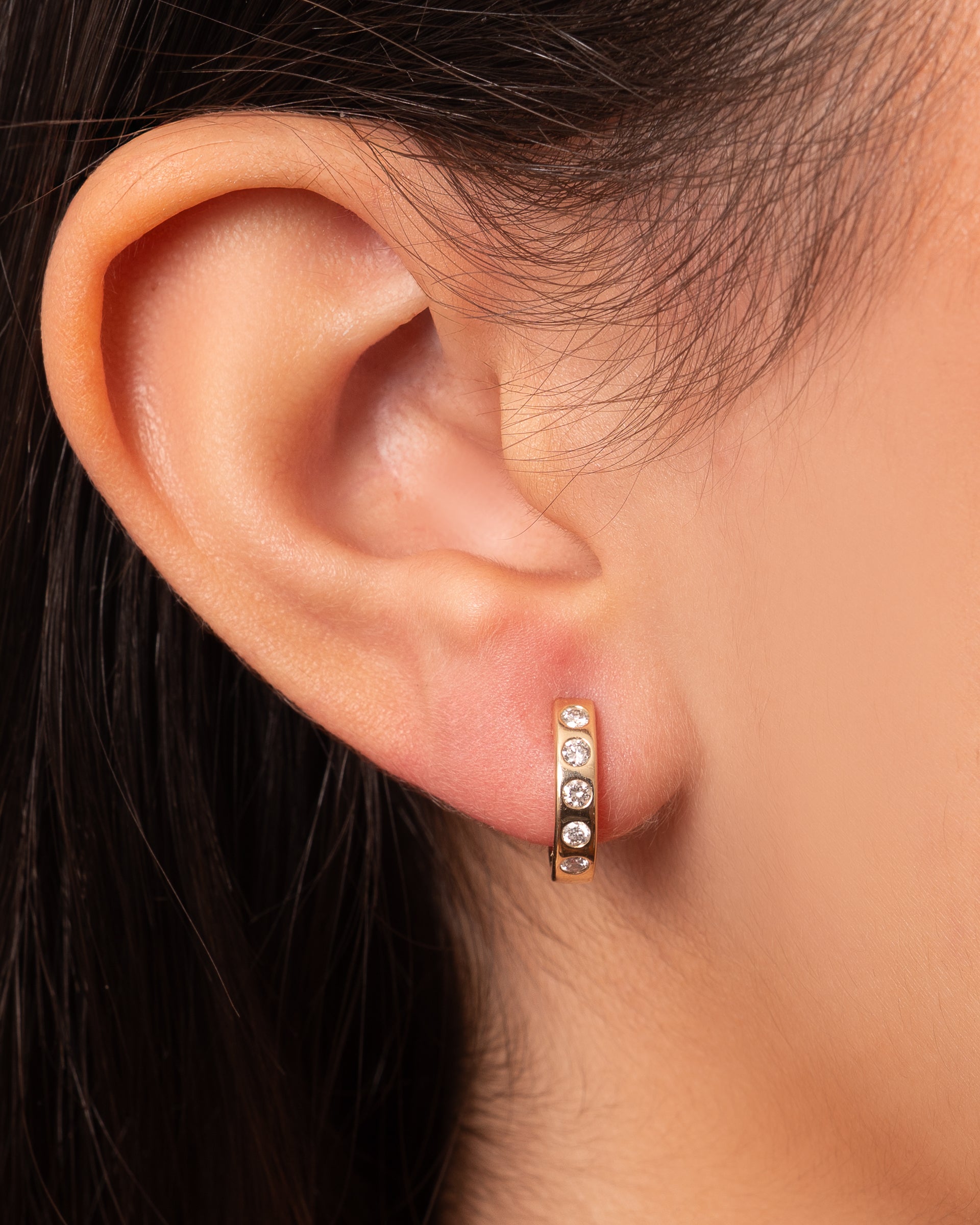 Brinco argola Hug com diamante e ouro 14k