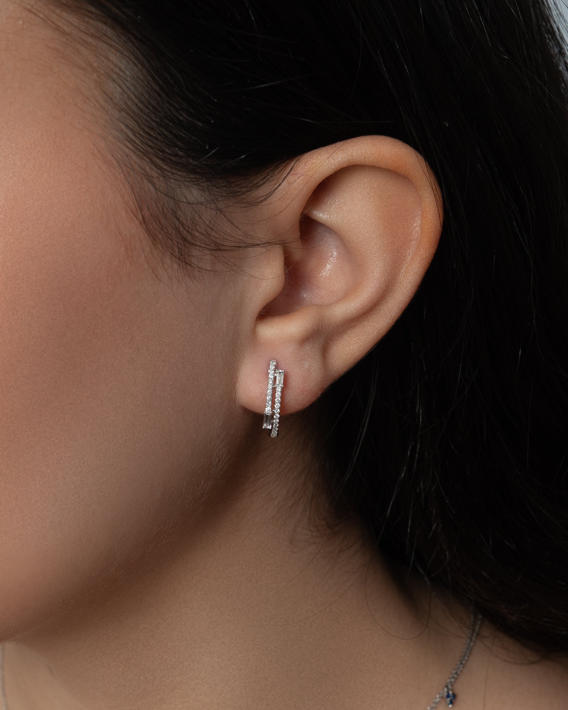 Brinco argola com baguete e diamante ouro 18k