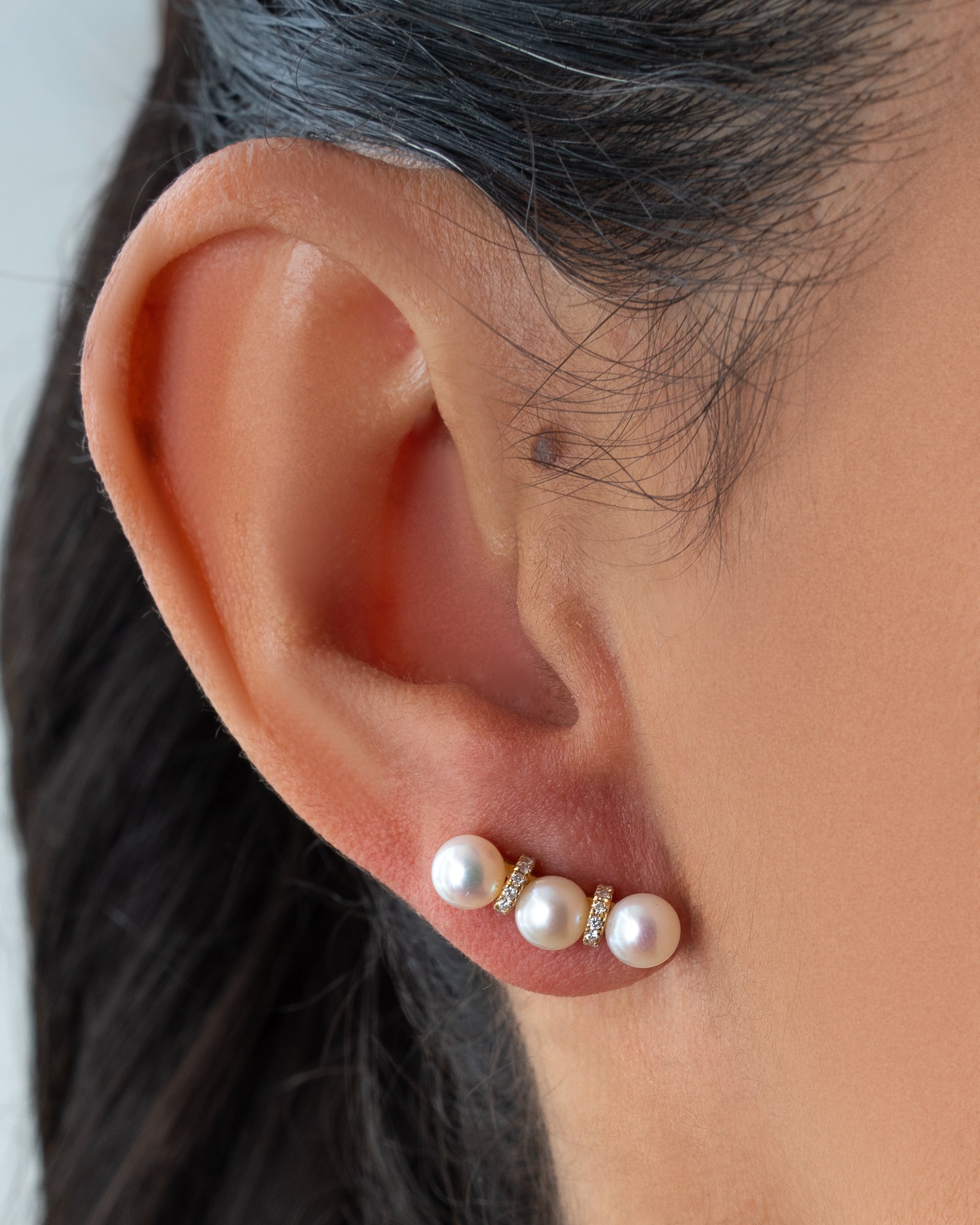Brinco 3 pérolas naturais lado a lado com diamante e ouro 18k