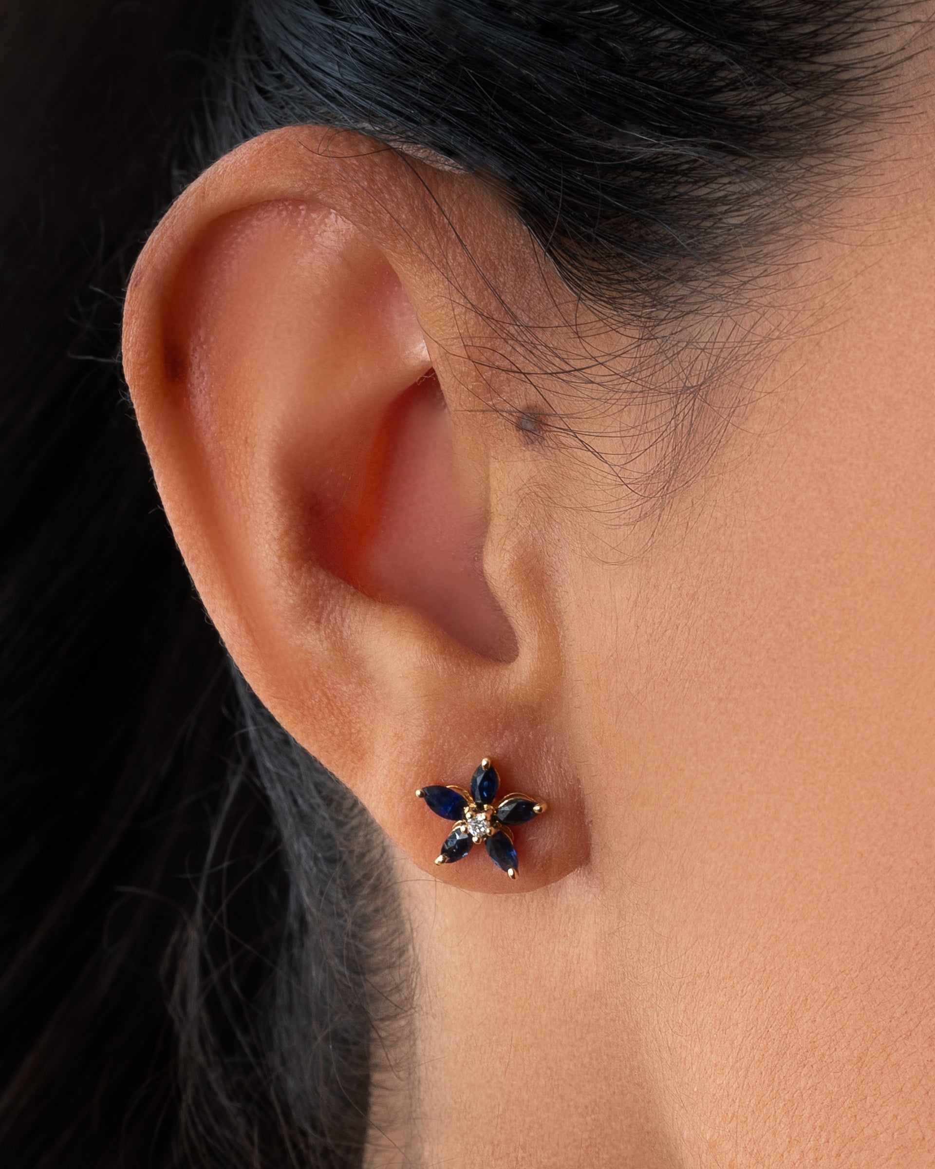 Brinco flor com 10 safiras navete diamante e ouro 18k