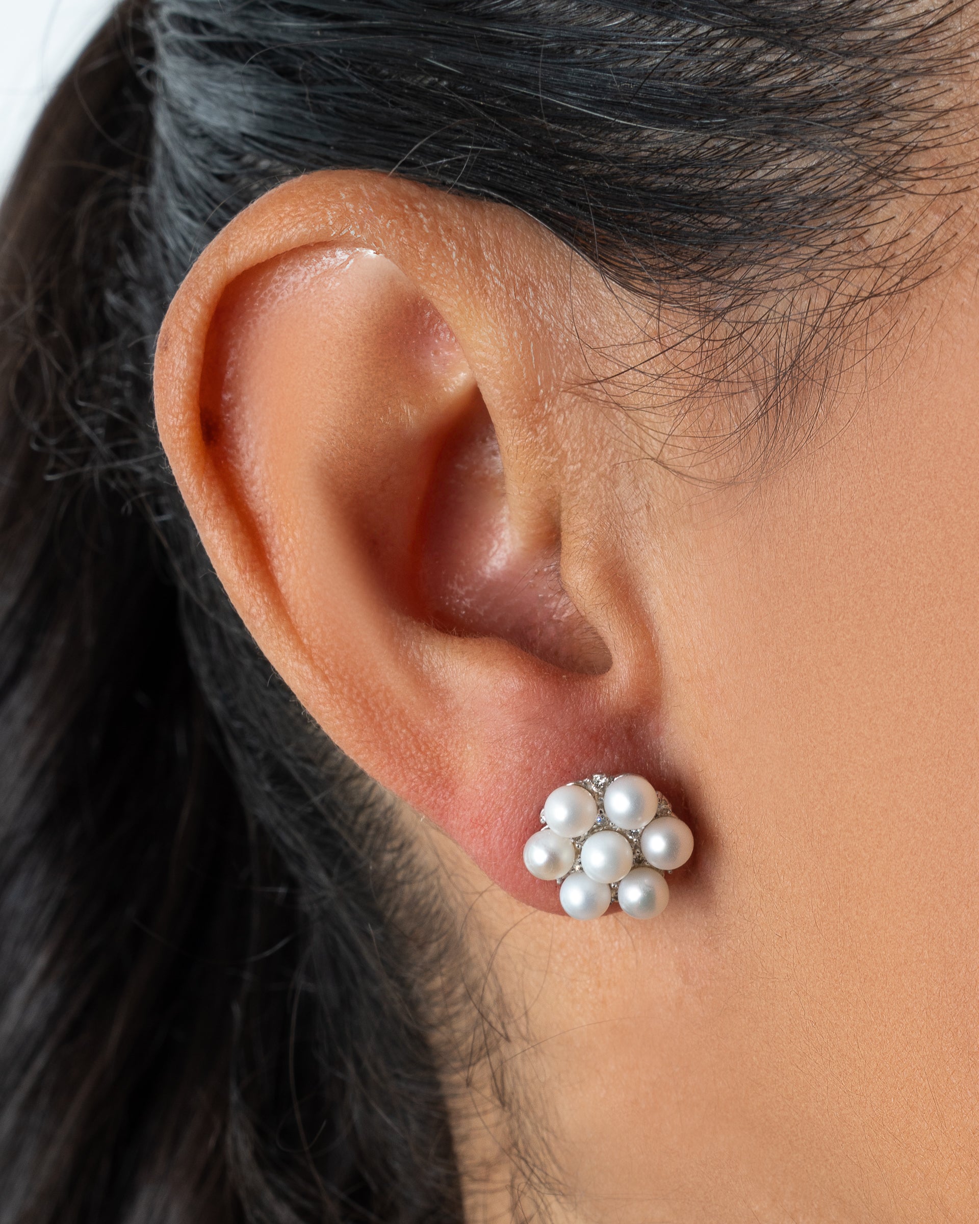 Brinco flor com 14 pérolas naturais e diamante, ouro 18k