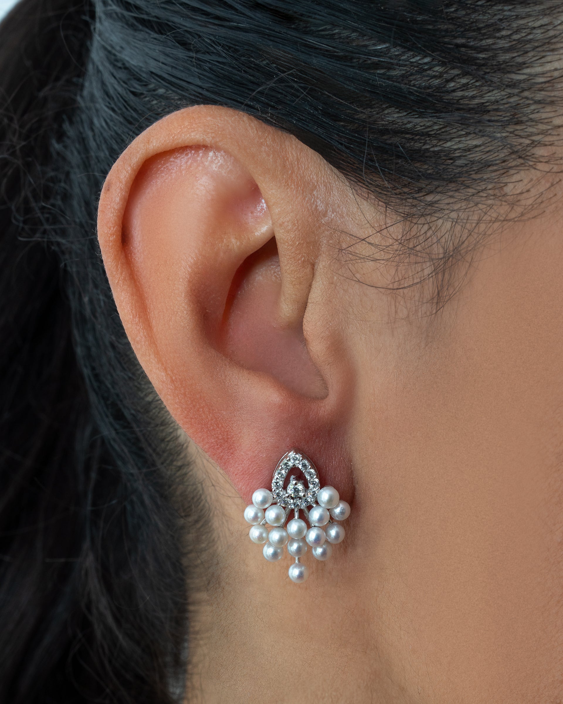 Brinco gota de pérolas naturais cravejada de diamante, ouro 18k