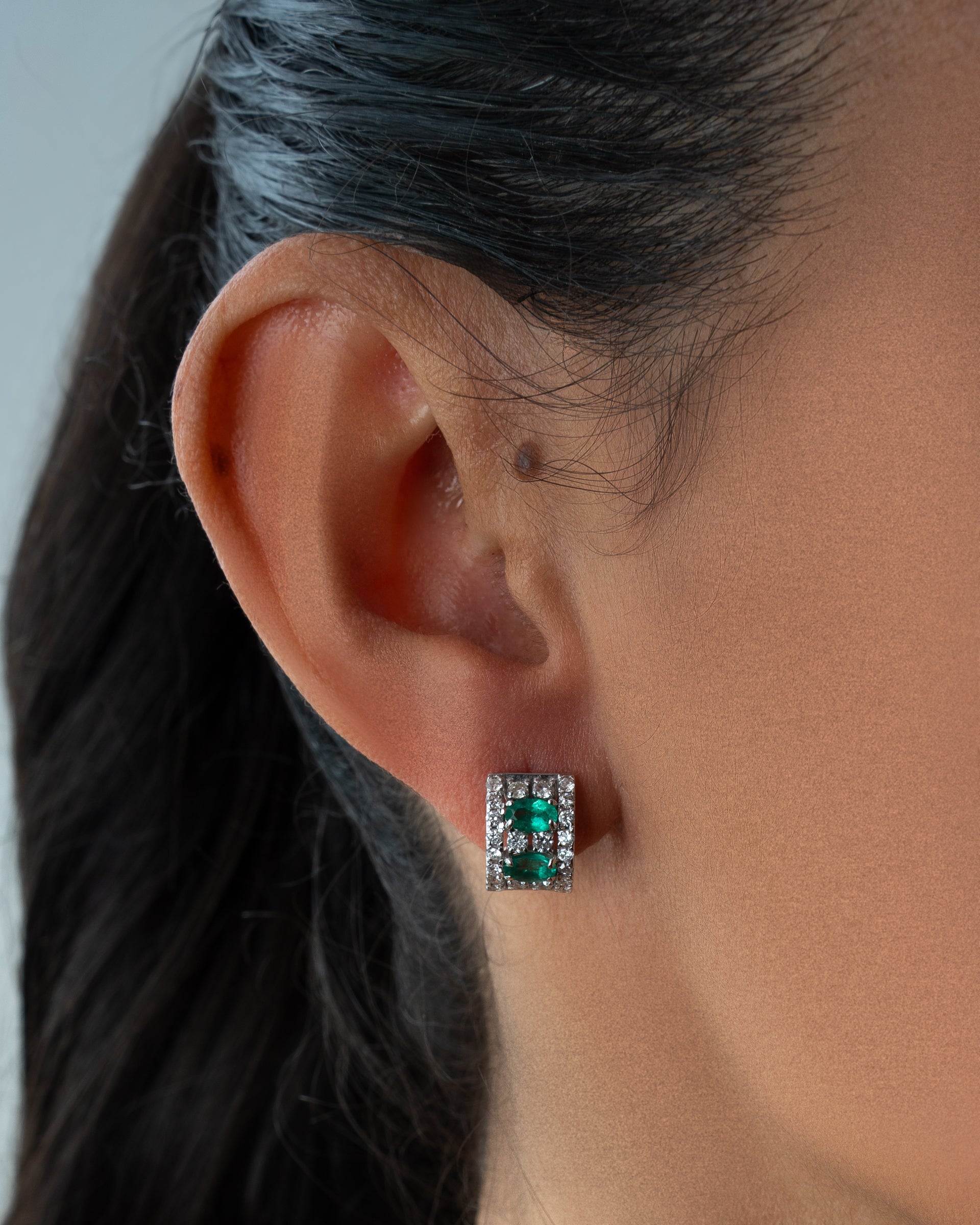 Brinco argola com Esmeralda e diamante, ouro 18k
