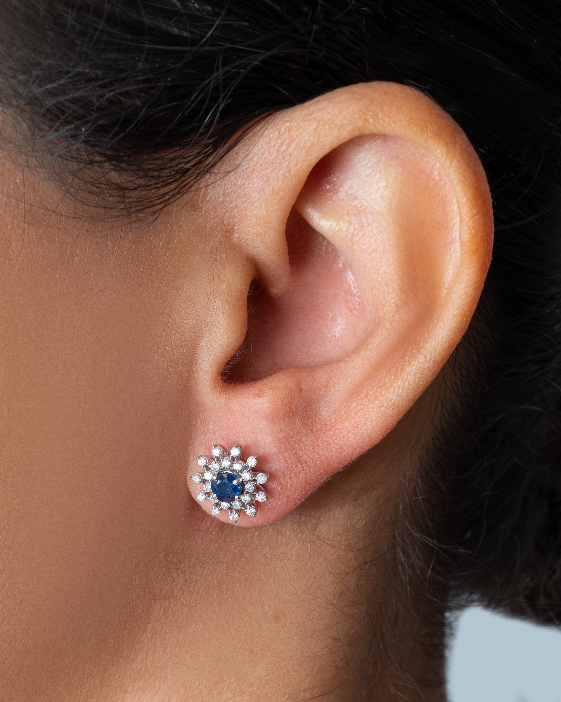 Brinco chuveiro flor de safira e diamante, ouro 18k
