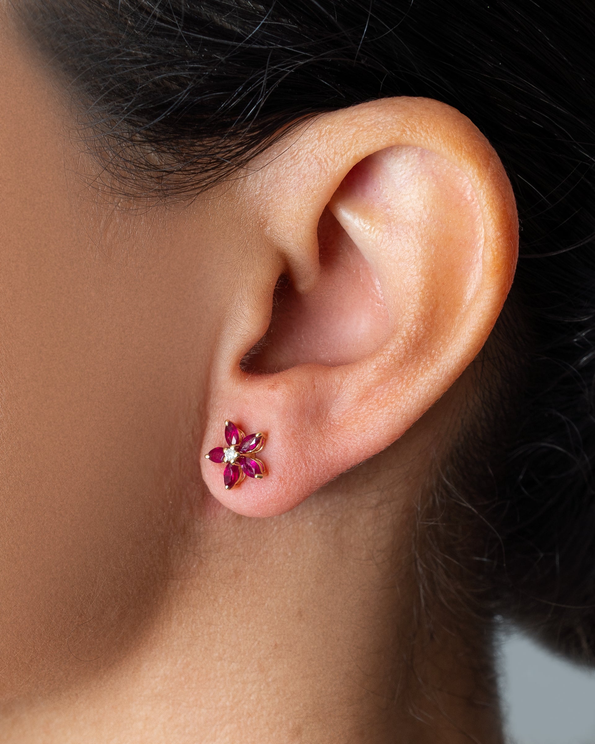 Brinco flor de rubi navete e diamante