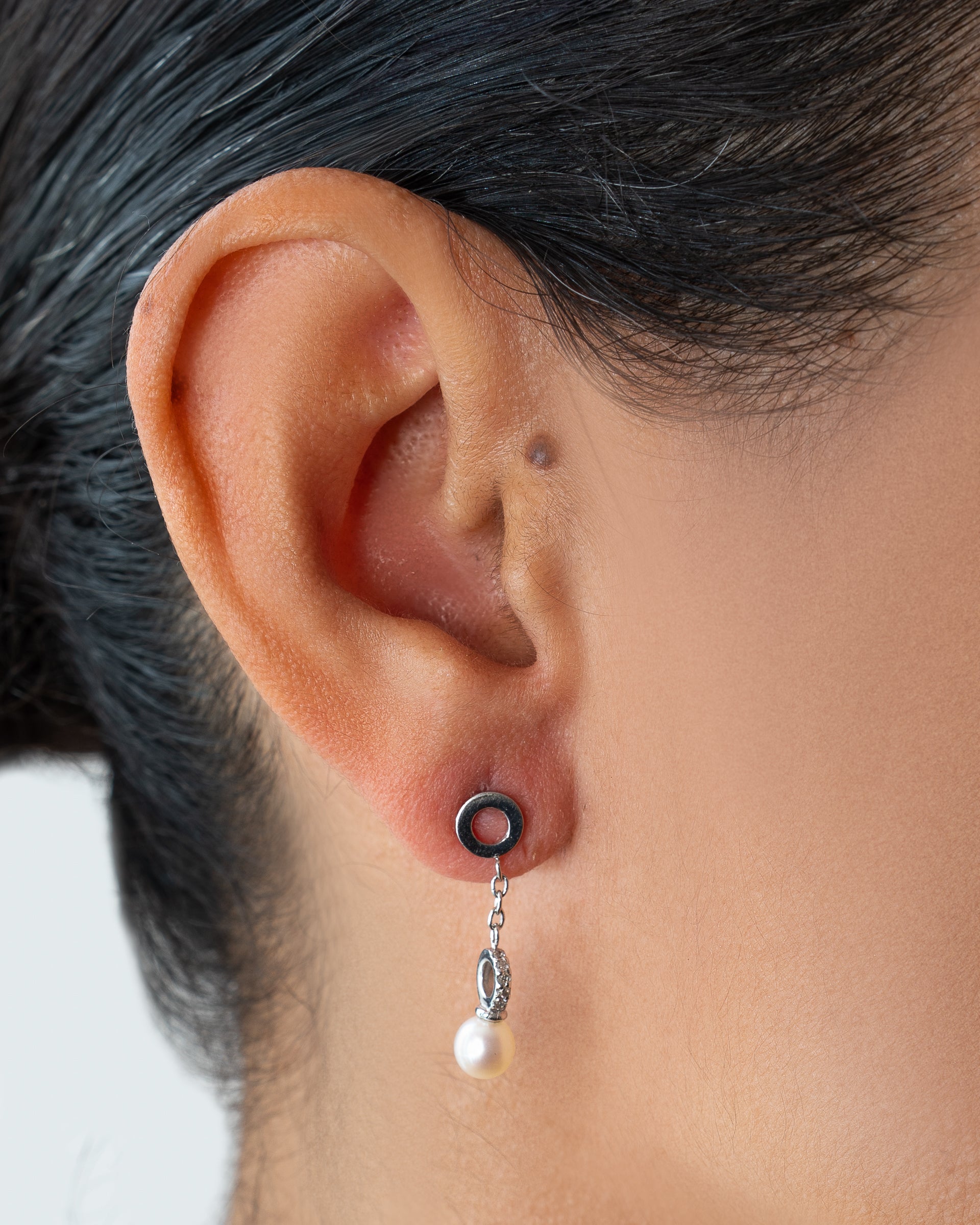 Brinco 2 argolas ouro 18k e diamante com pérola pendurada