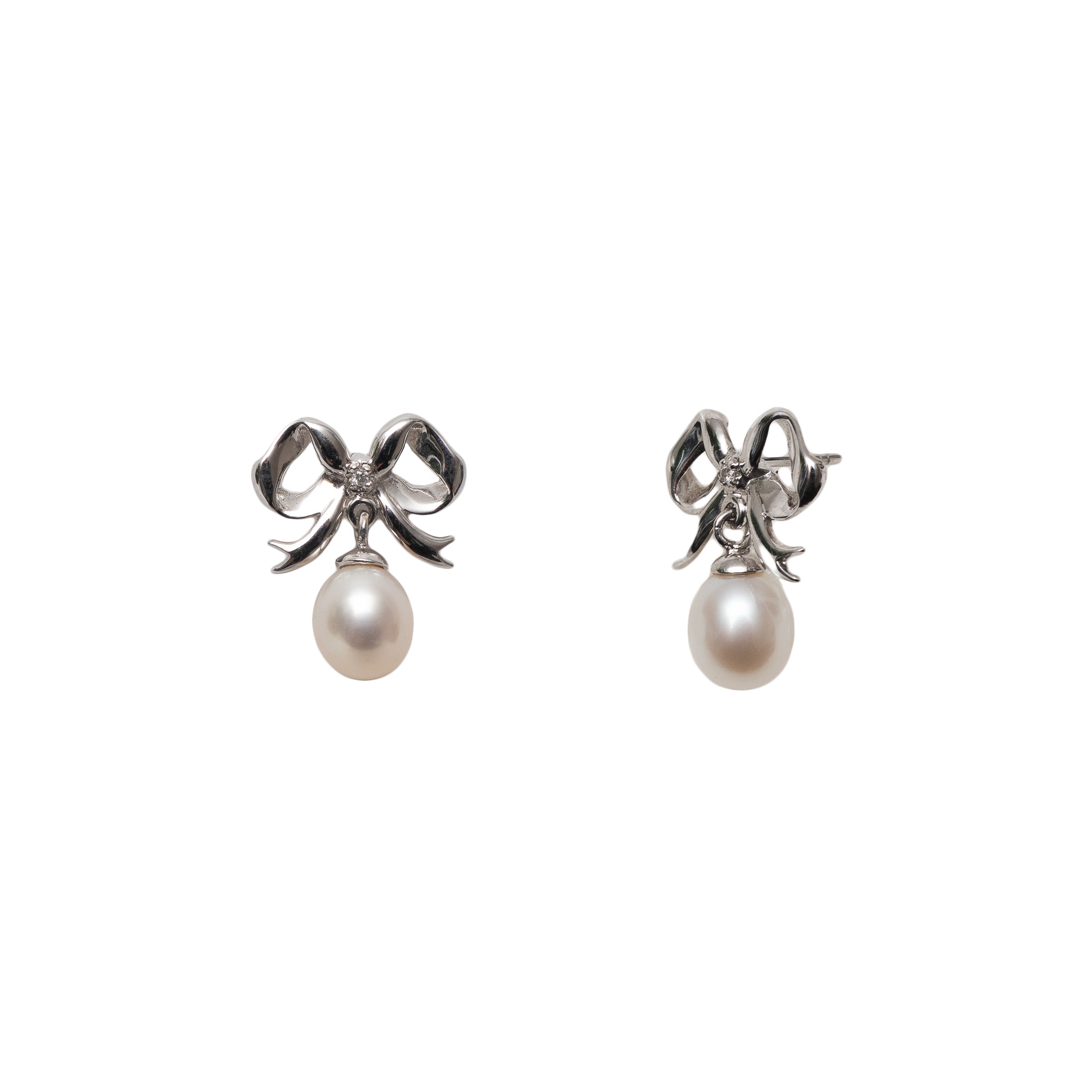 Brinco laço ouro 18k e diamante com pérola pendurada