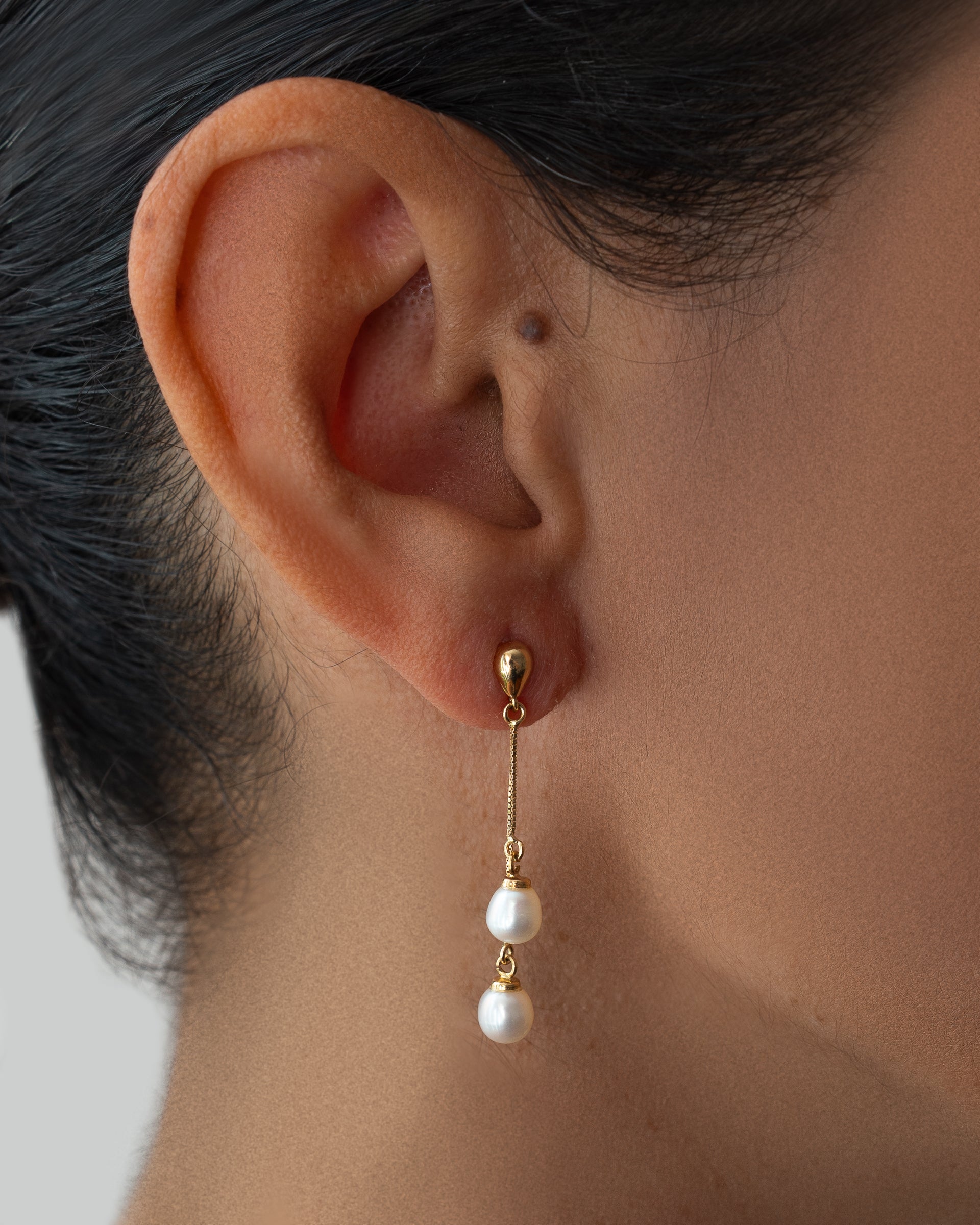 Brinco gota com 2 pérolas penduradas ouro 18k
