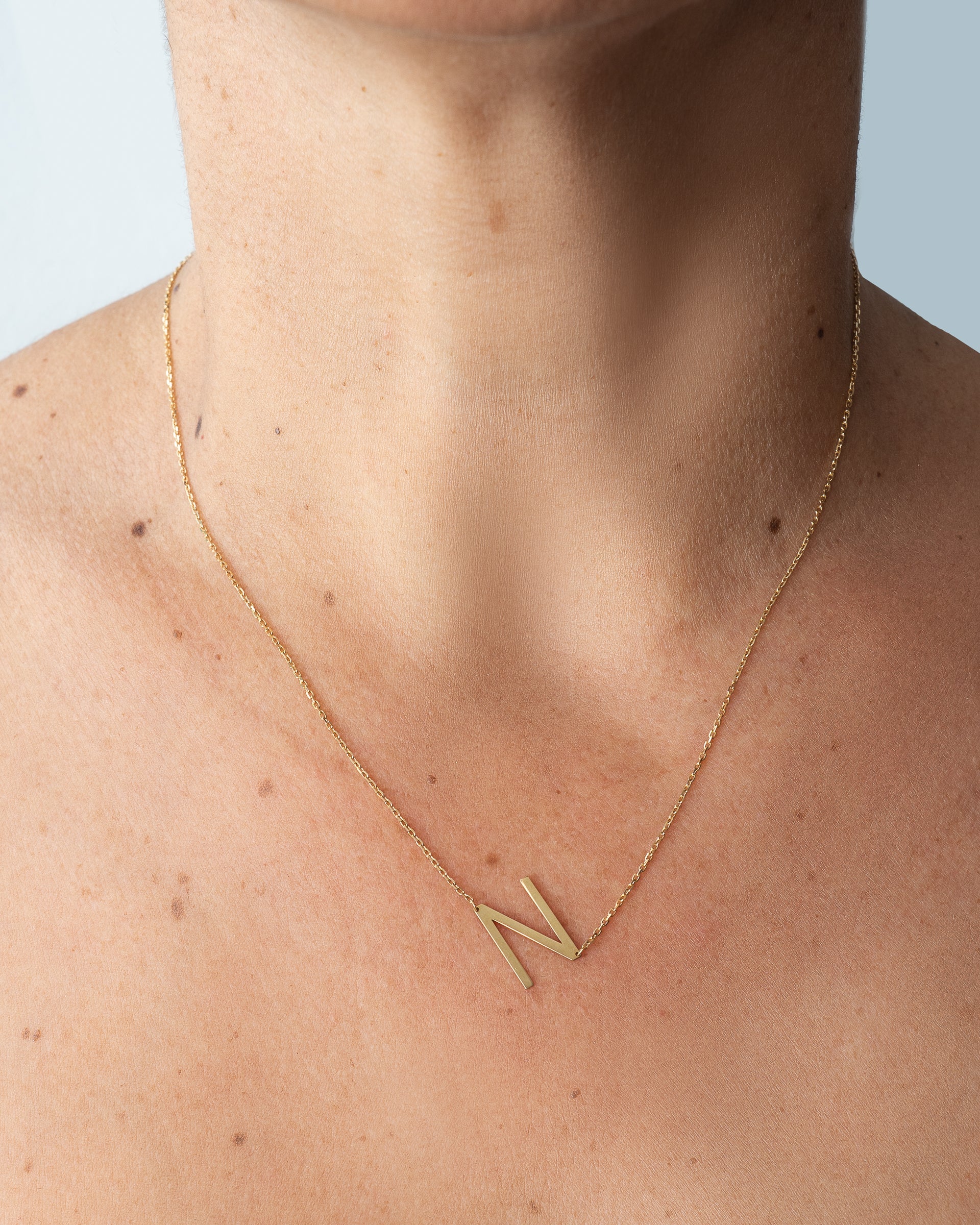 Gargantilha letra N ouro 18k - temos todas as letras