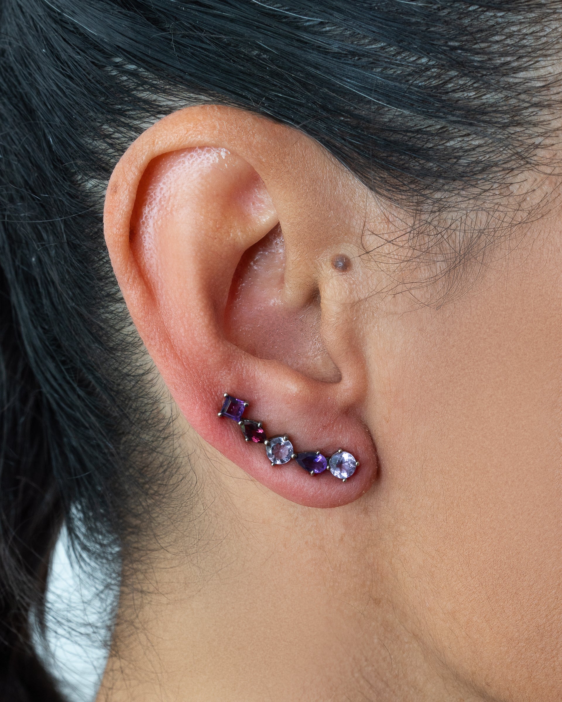 Brinco Ear Cuff negro com 2 Rodolitas e 8 Ametistas ouro 18k