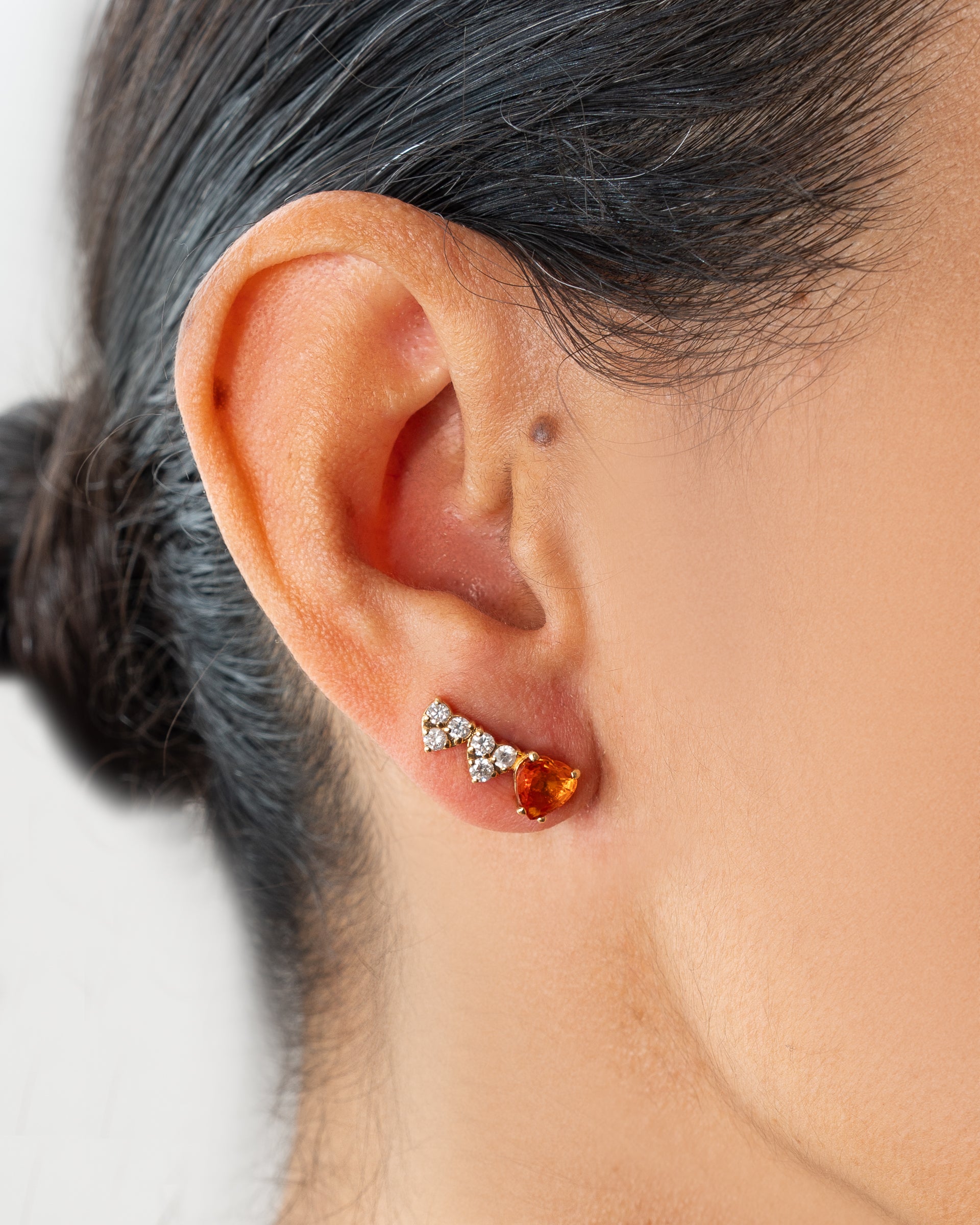 Brinco ear cuff corações safira laranja e diamante, ouro 18k