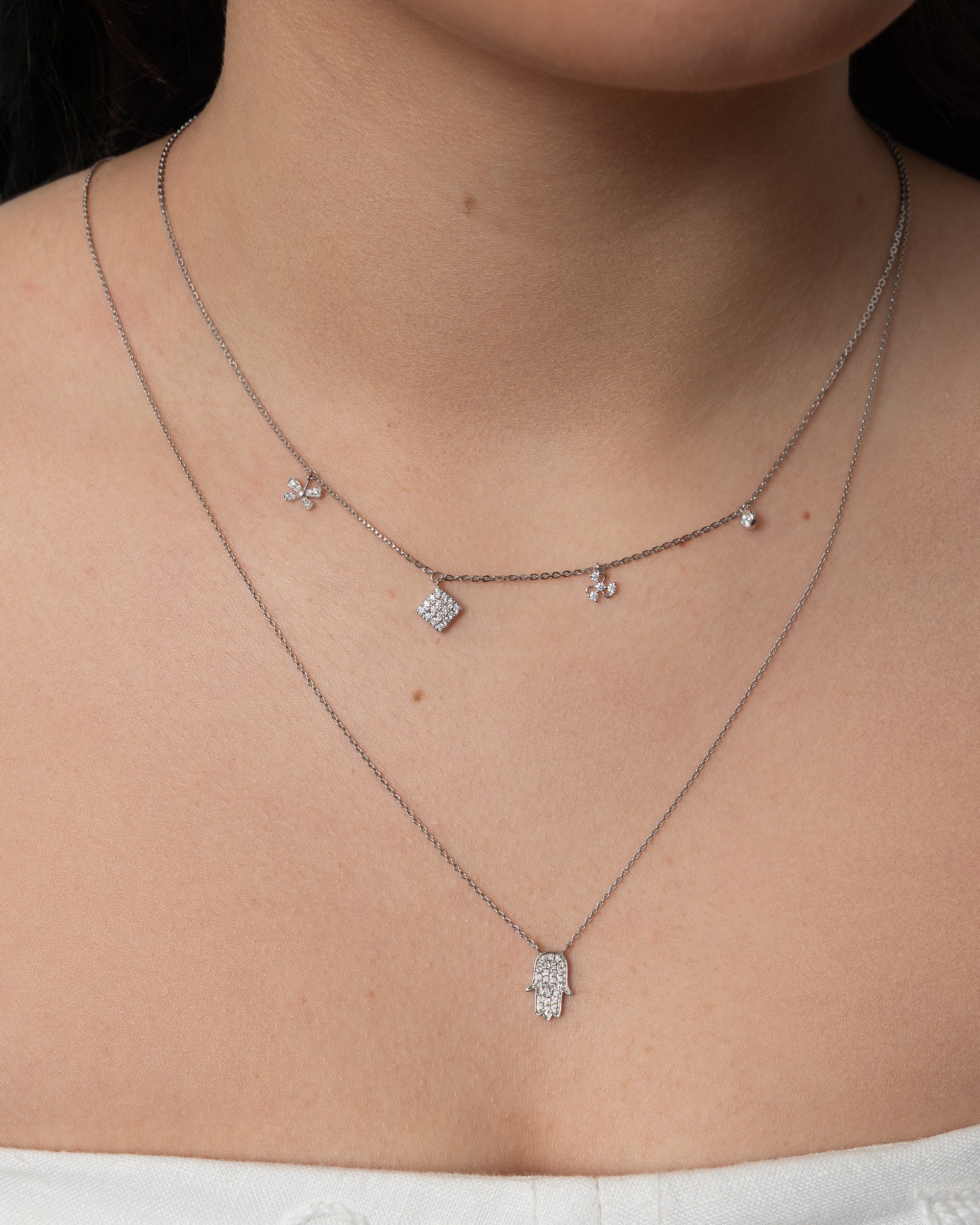 Escapulário ouro 18k com Mãos de Fátima de diamante