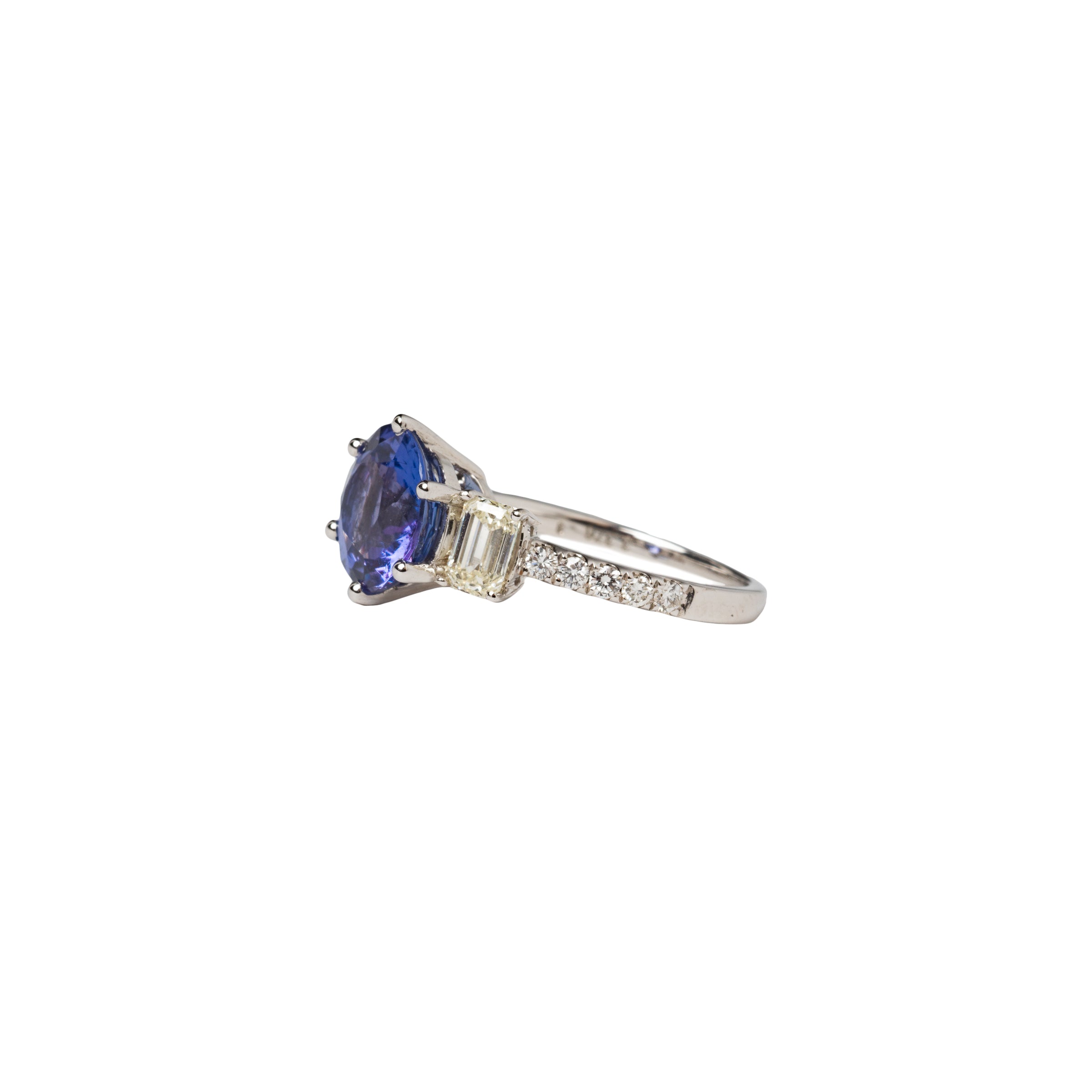 Anel Round Tanzanita e Diamante Ouro 18K