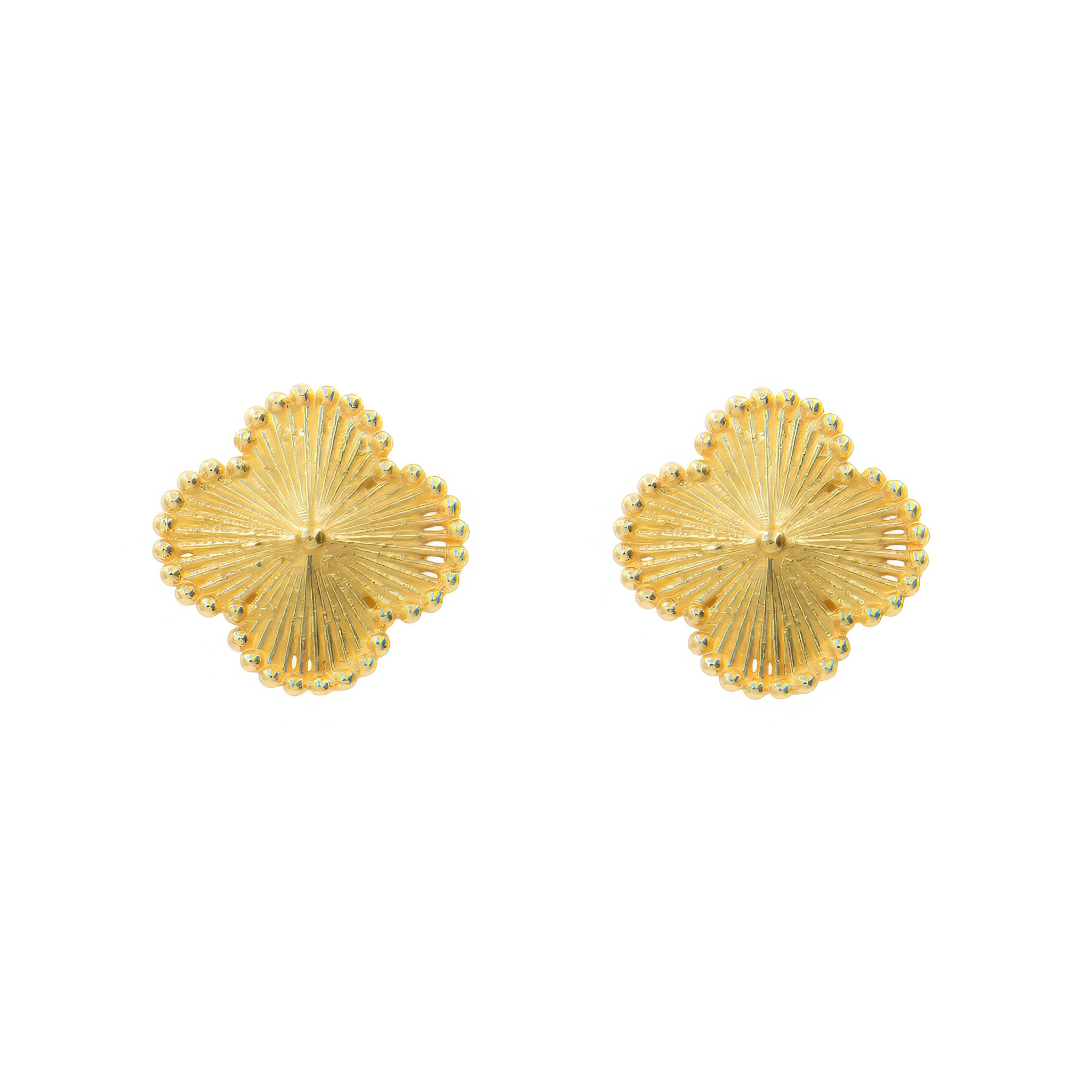 Brinco trevo detalhado ouro 18k