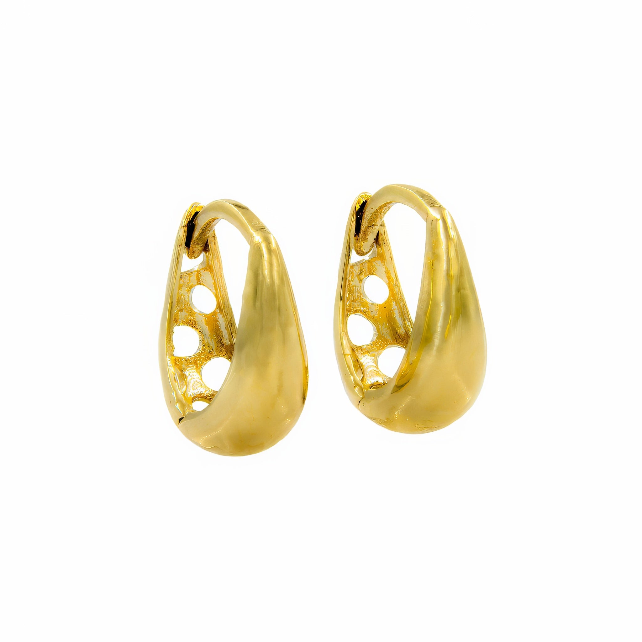 Brinco argola abaulada e vazada com corações ouro 18k