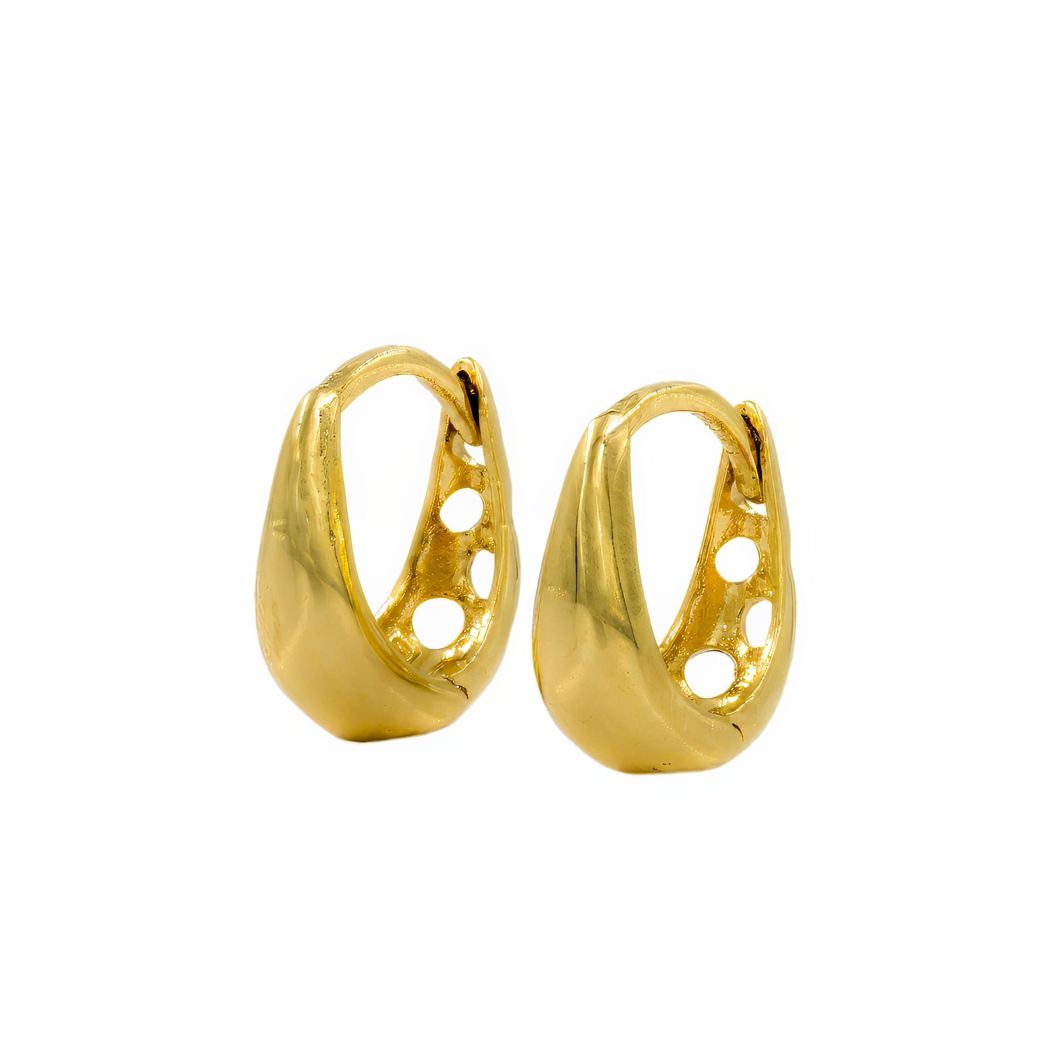 Brinco argola abaulada e vazada com corações ouro 18k