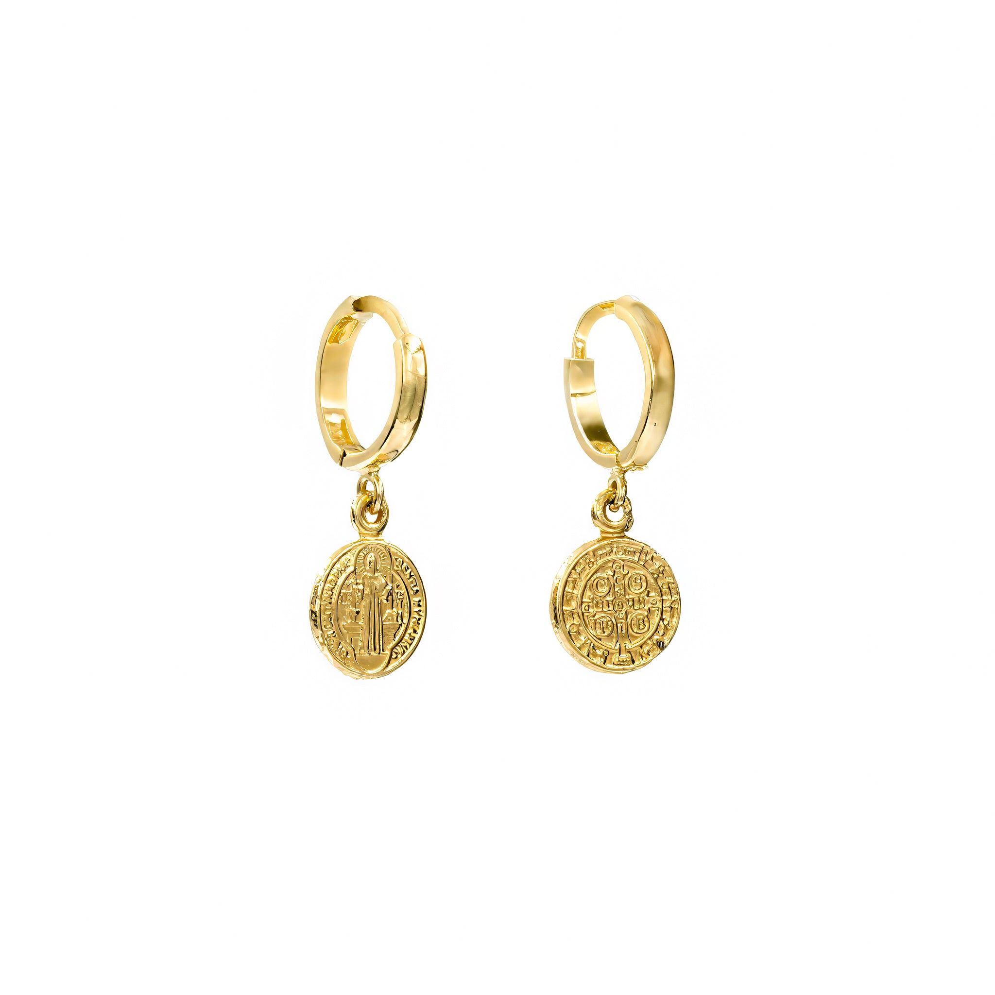 Brinco argola com pendente de São Bento ouro 18k