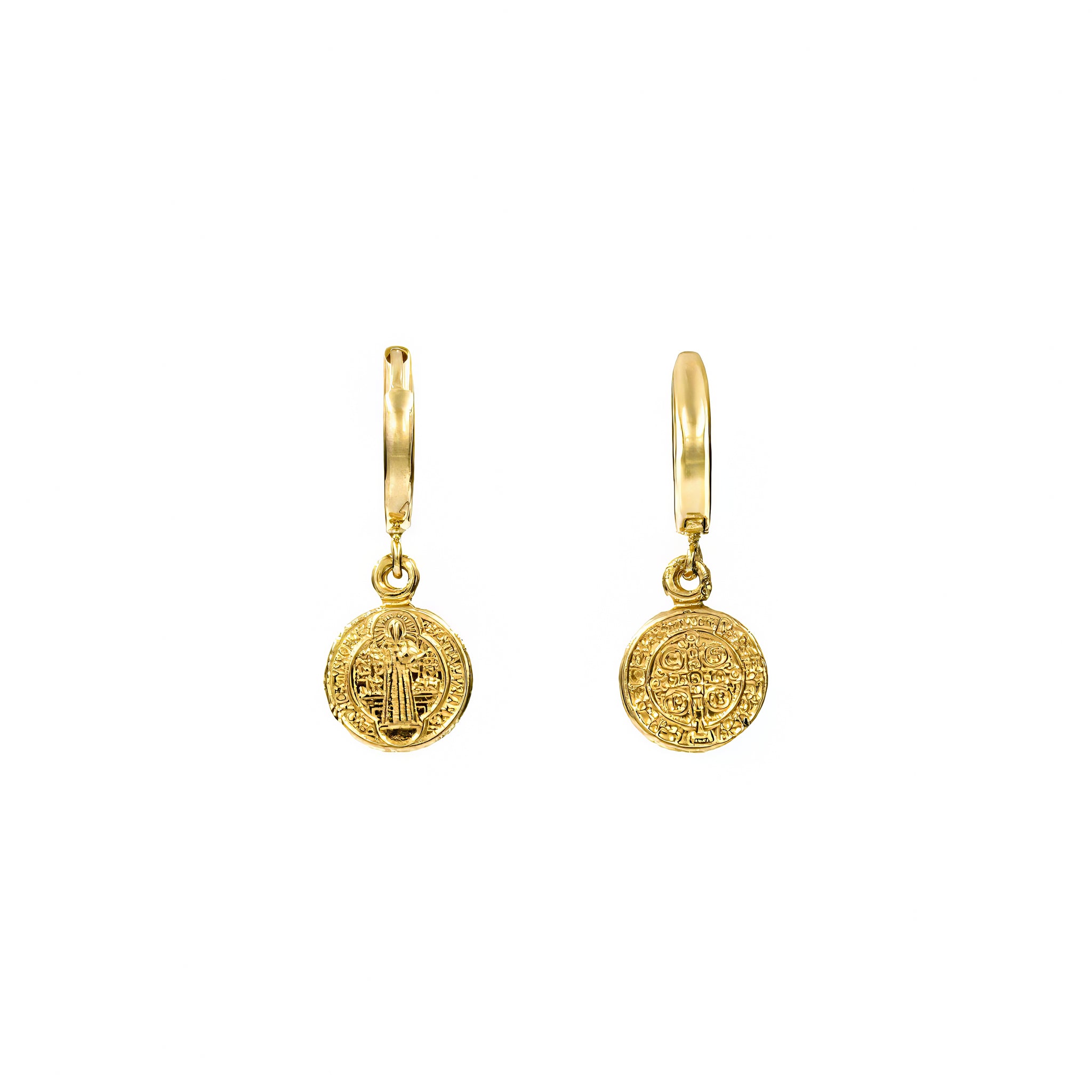Brinco argola com pendente de São Bento ouro 18k