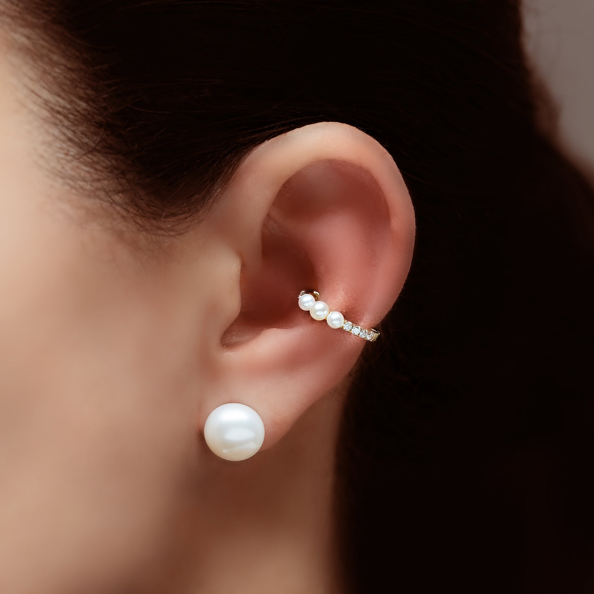 Brinco piercing 3 pérolas, diamante e ouro 18k