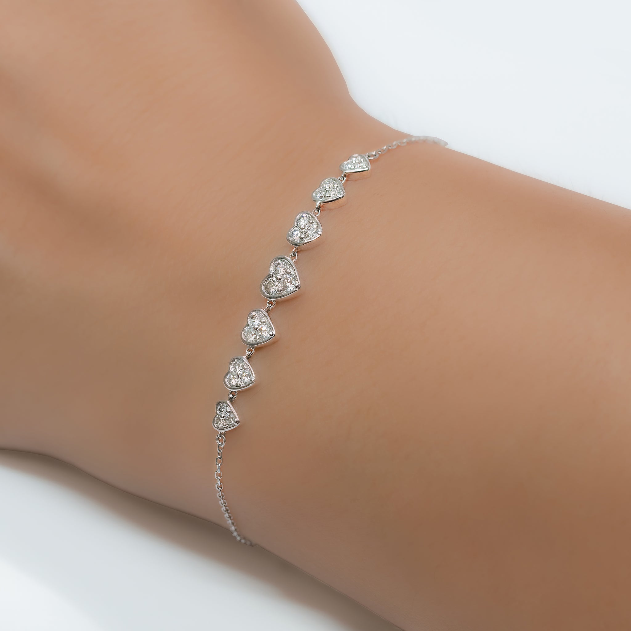 Pulseira Seven com  7 corações de diamante e ouro 18k