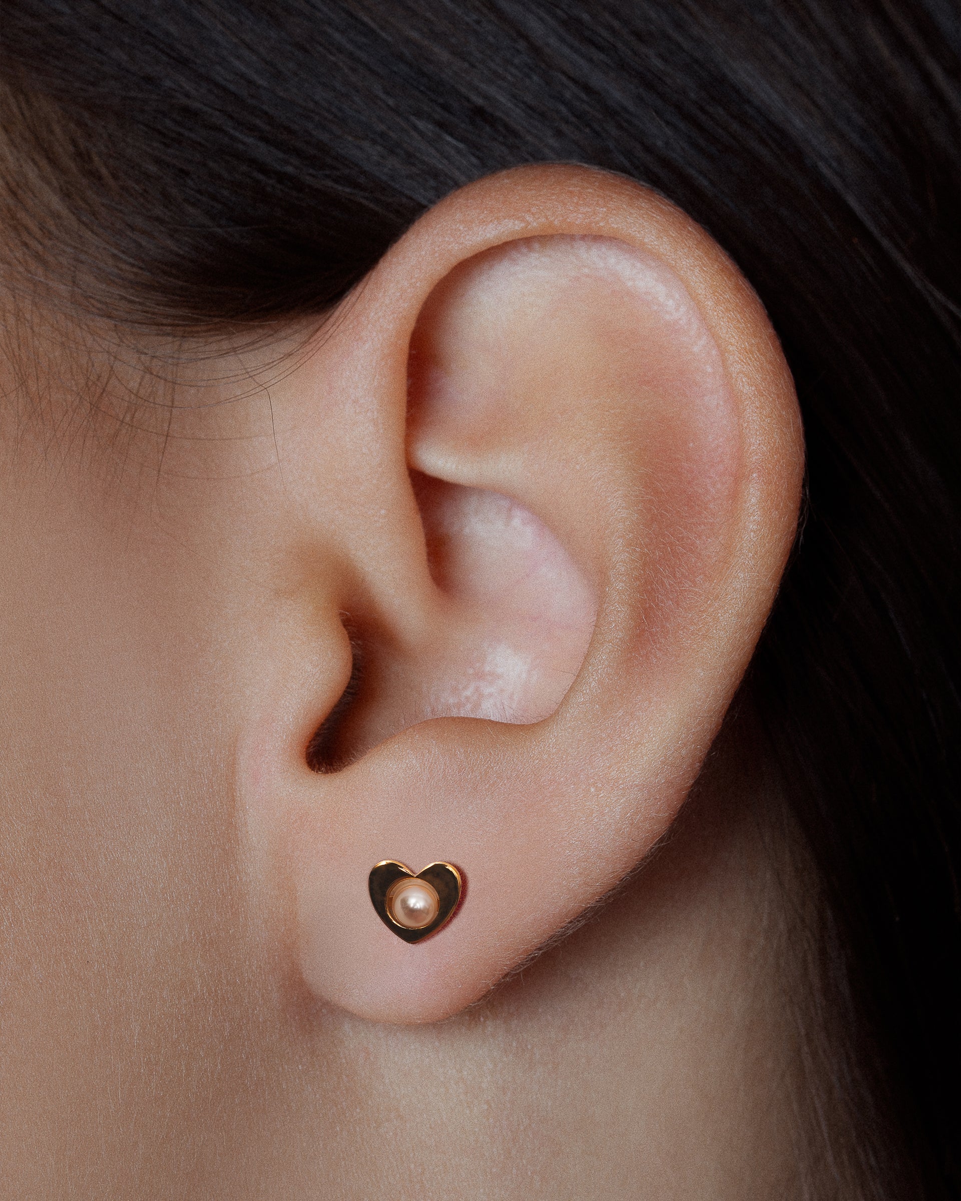 Brinco infantil coração vazado ouro 18k com pérola natural