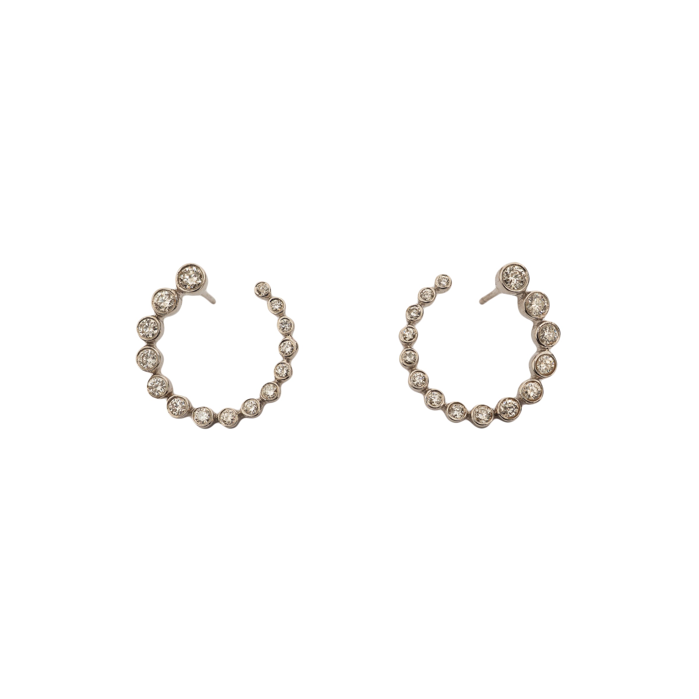 Brinco circular diamantes degradê e ouro 18k