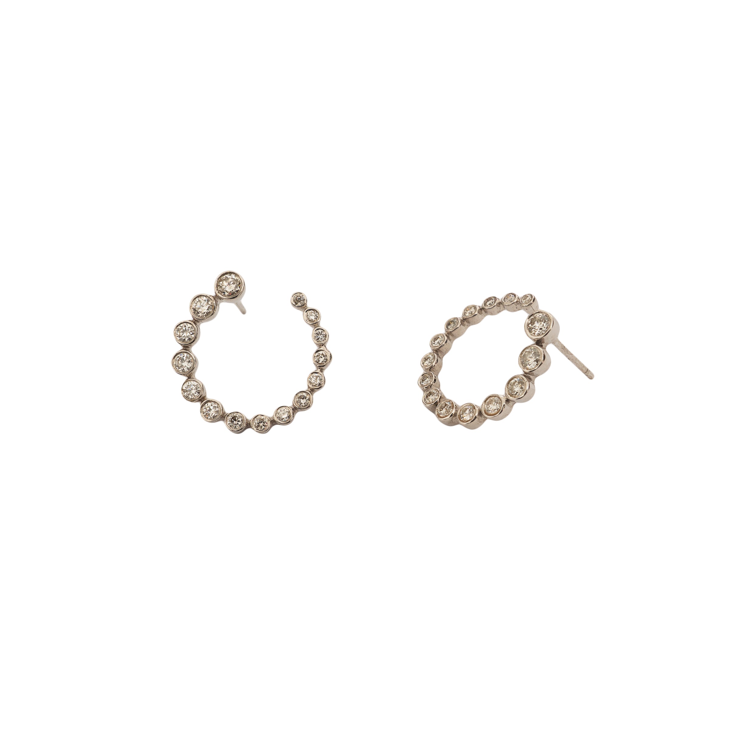 Brinco circular diamantes degradê e ouro 18k