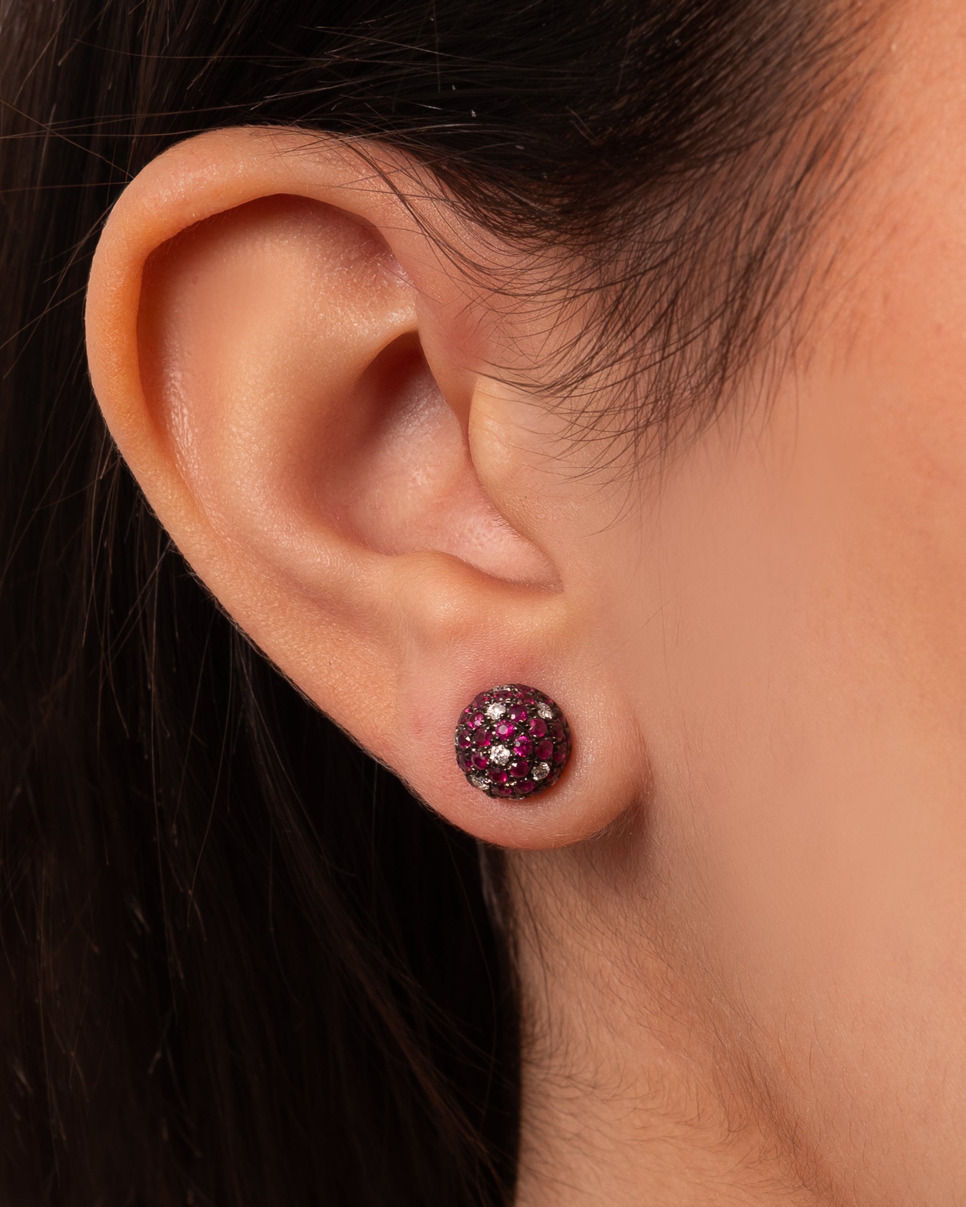 Brinco bola de rubi e diamante, ouro 18k