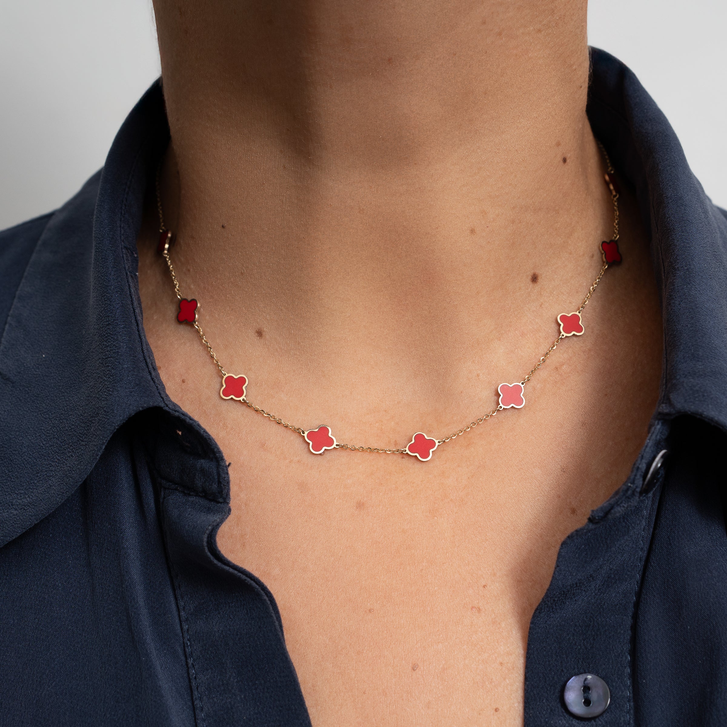 Colar em ouro 18k com trevos esmaltados vermelhos