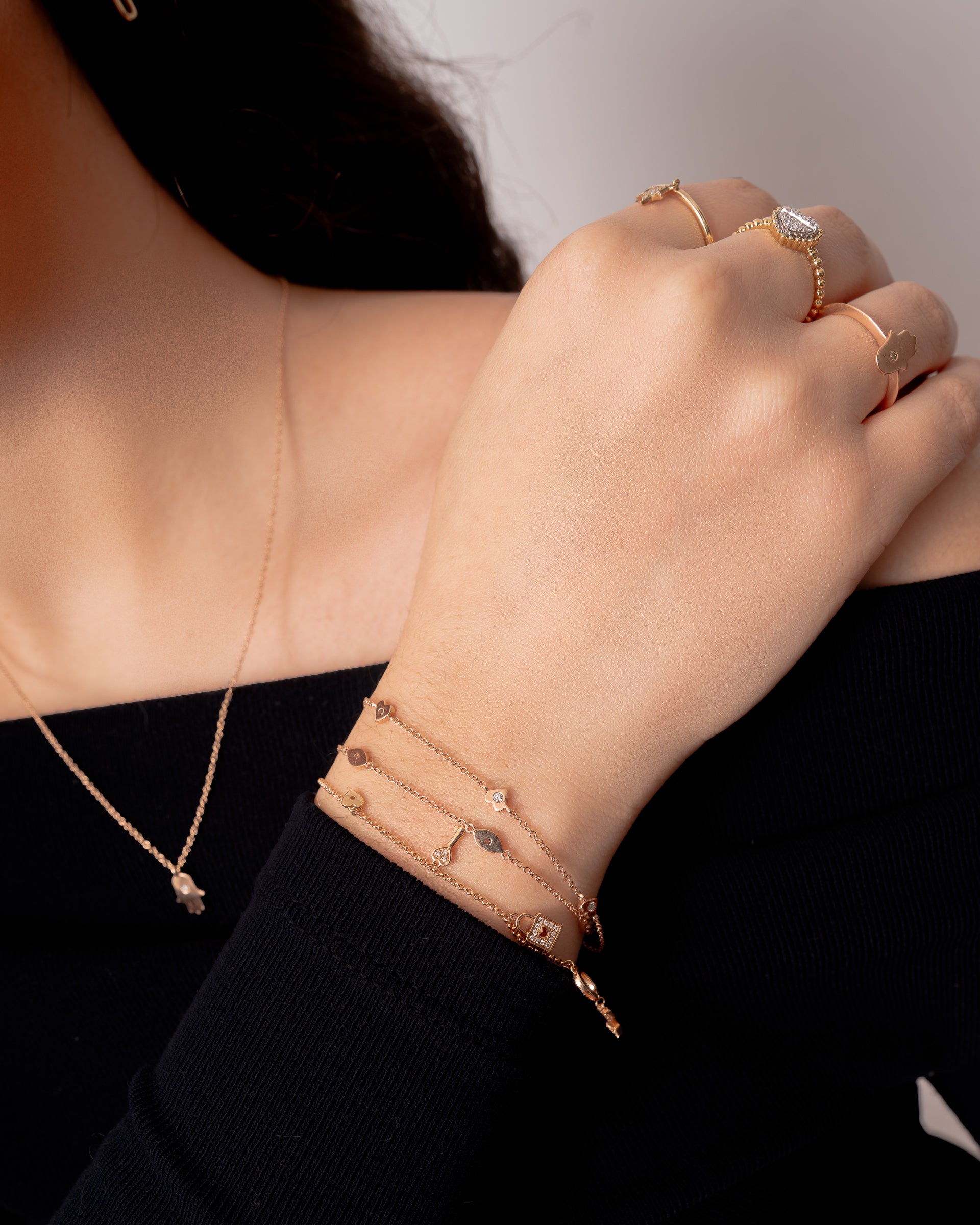 Pulseira ajustável ouro rosê 14k com 5 mini corações com diamante