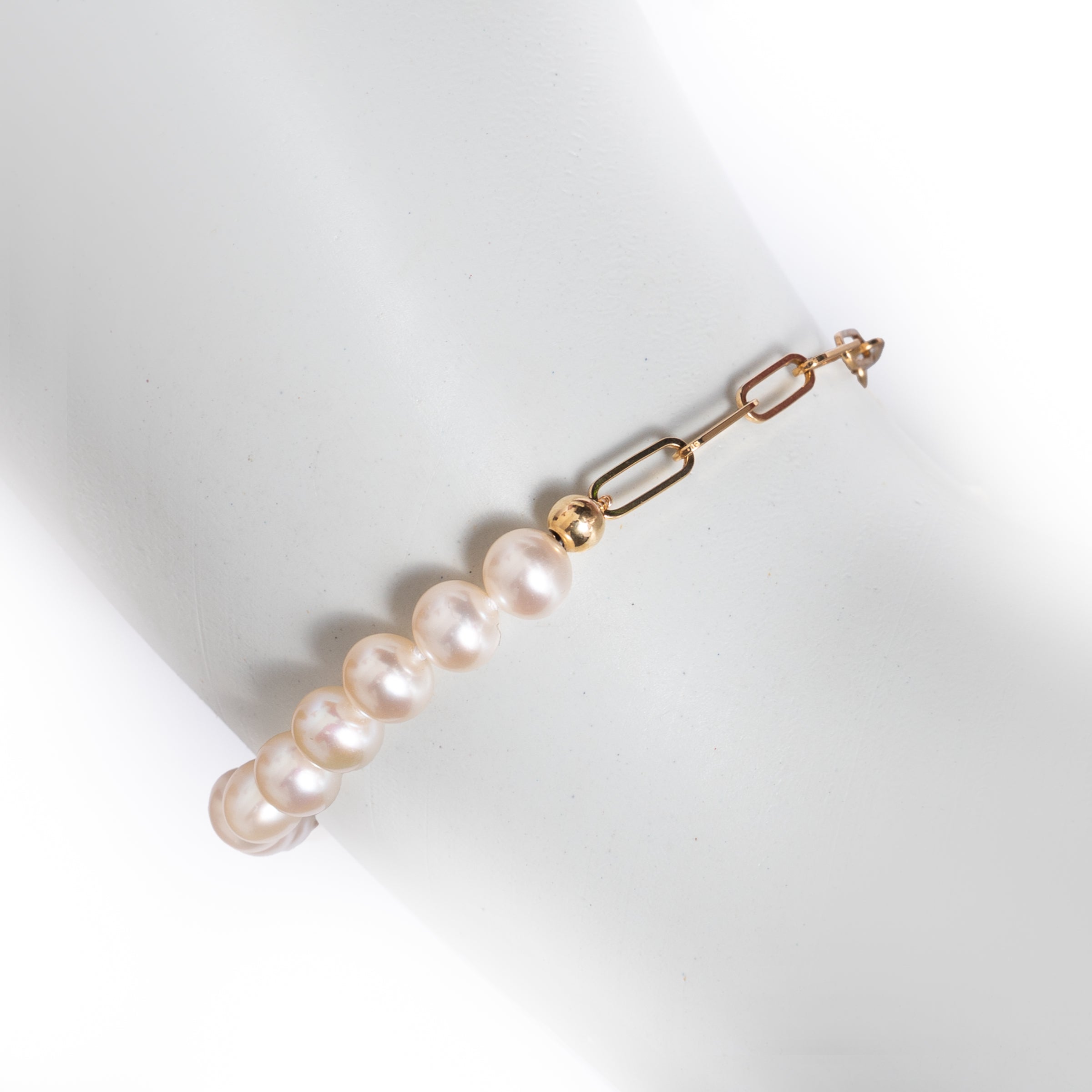 Pulseira meio pérola meio corrente ouro 14k