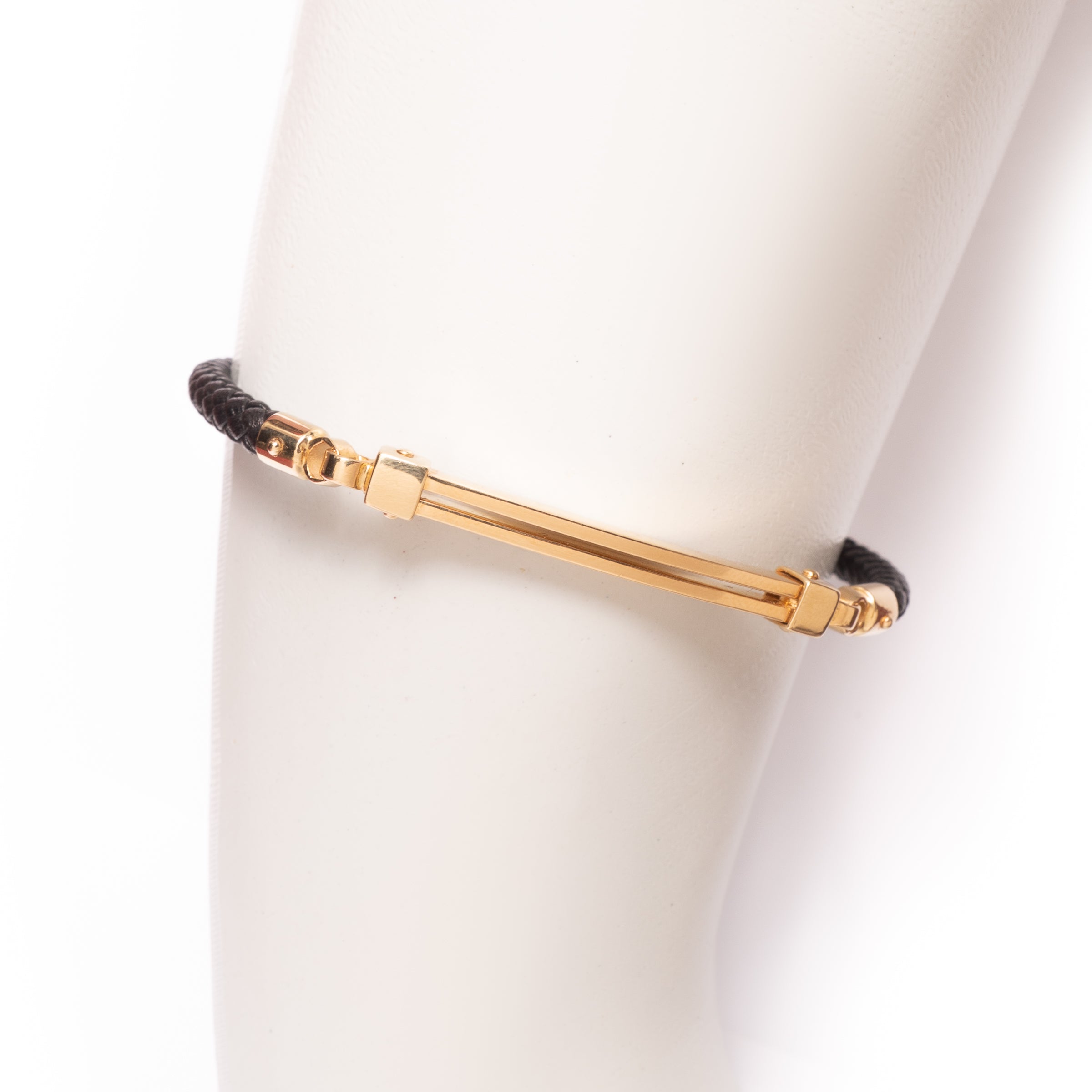 Pulseira masculina couro com chapa vazada ouro 18k