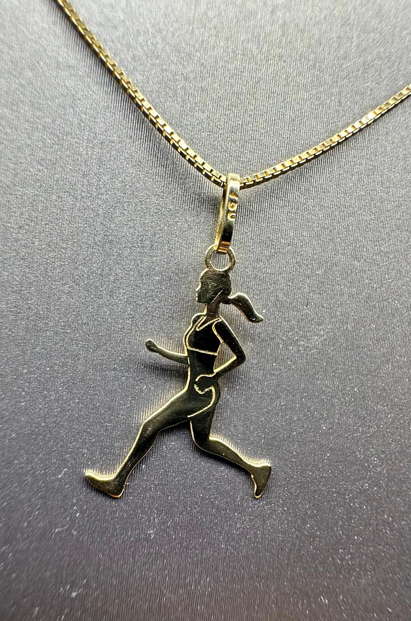 Pingente exclusivo em formato de mulher corredora em ouro 18k, alta joalheria e joias de luxo Rose Mafra.