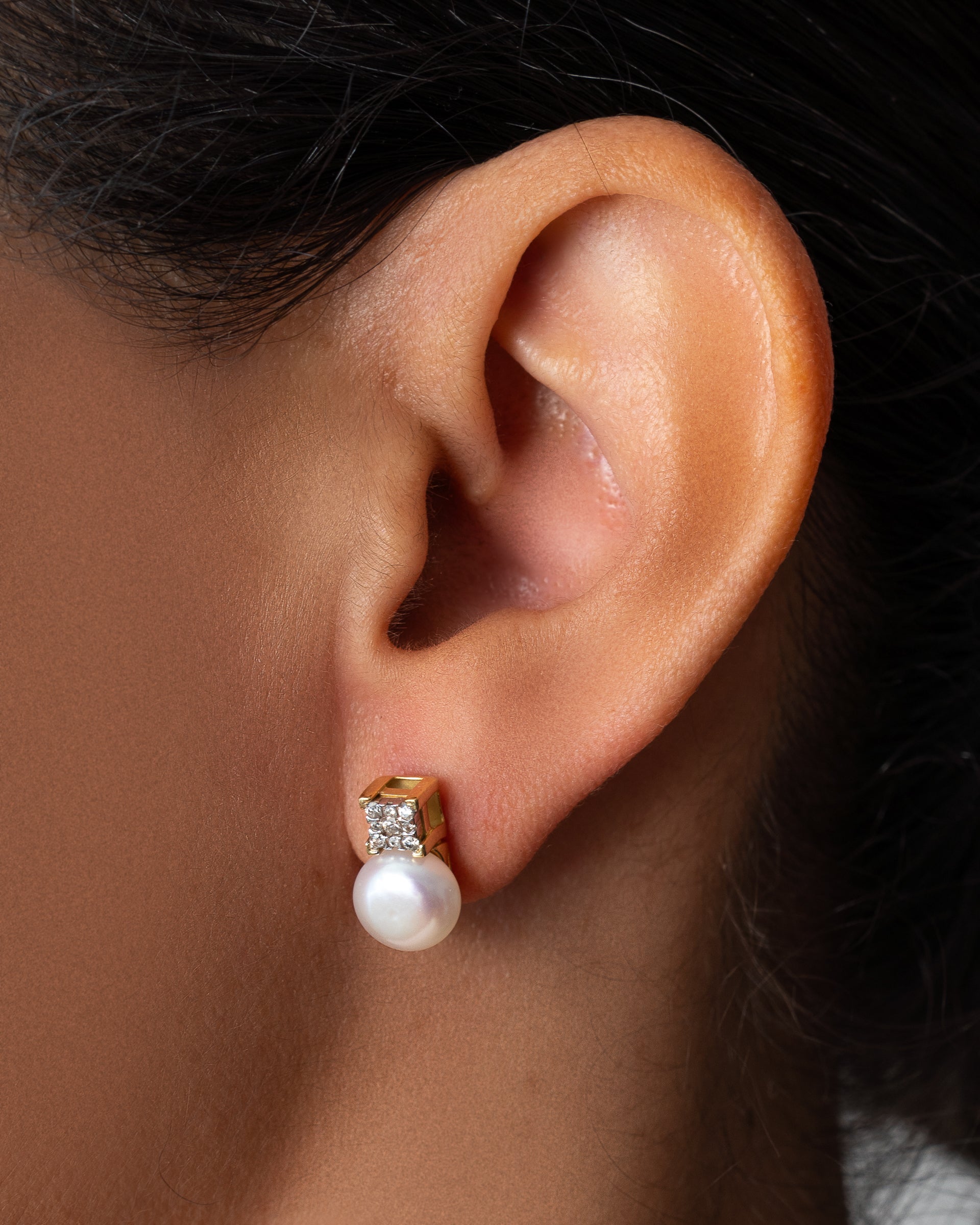 Par de brincos com base quadrada cravejada e pérola pendente em ouro 18k, uma opção de presente sofisticado Rose Mafra.