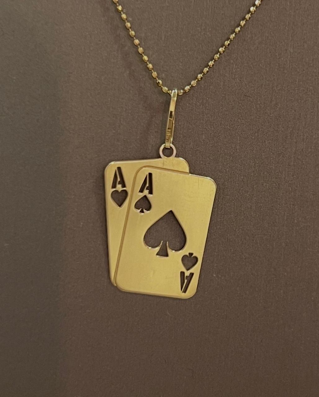 Pingente exclusivo em formato de cartas de baralho de alta joalheria e joias de luxo Rose Mafra.
