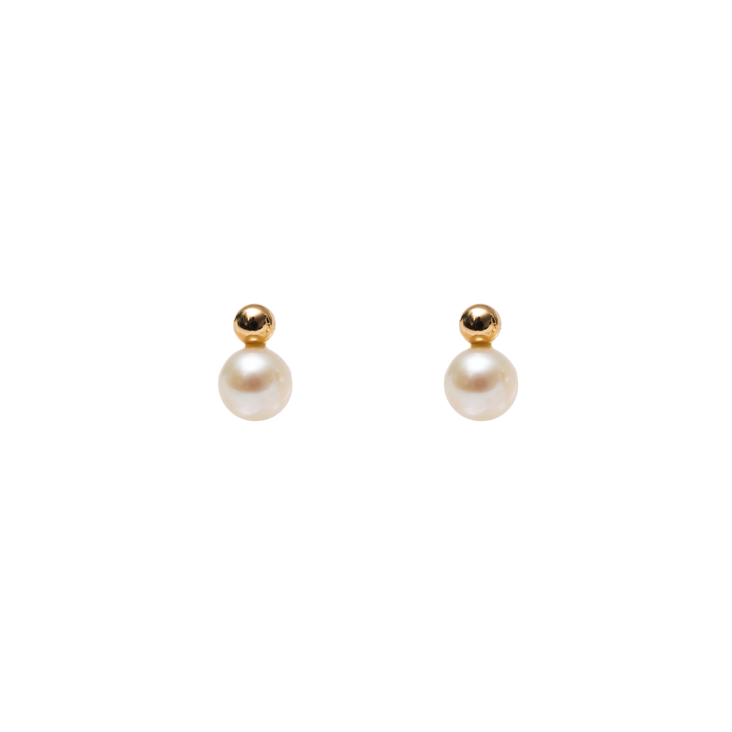 Par de brincos com base esférica de ouro e pérola pendente, uma peça de design exclusivo Rose Mafra.