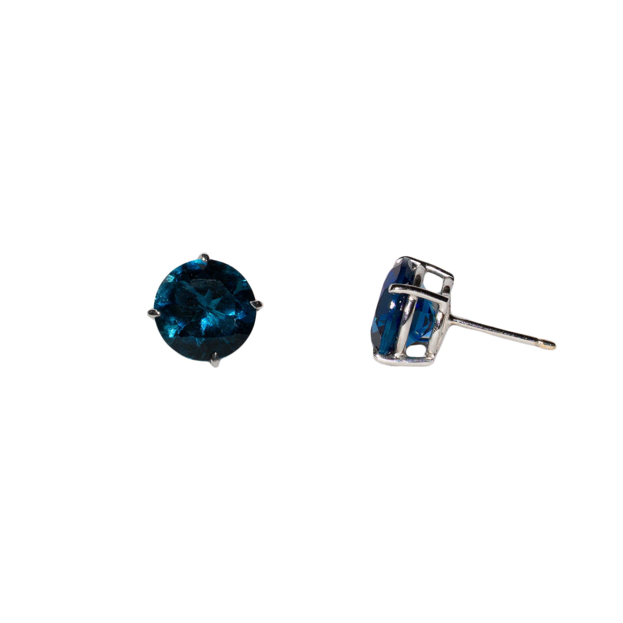 Brinco ponto de luz redondo com pedra azul em ouro branco, alta joalheria e joias exclusivas Rose Mafra.