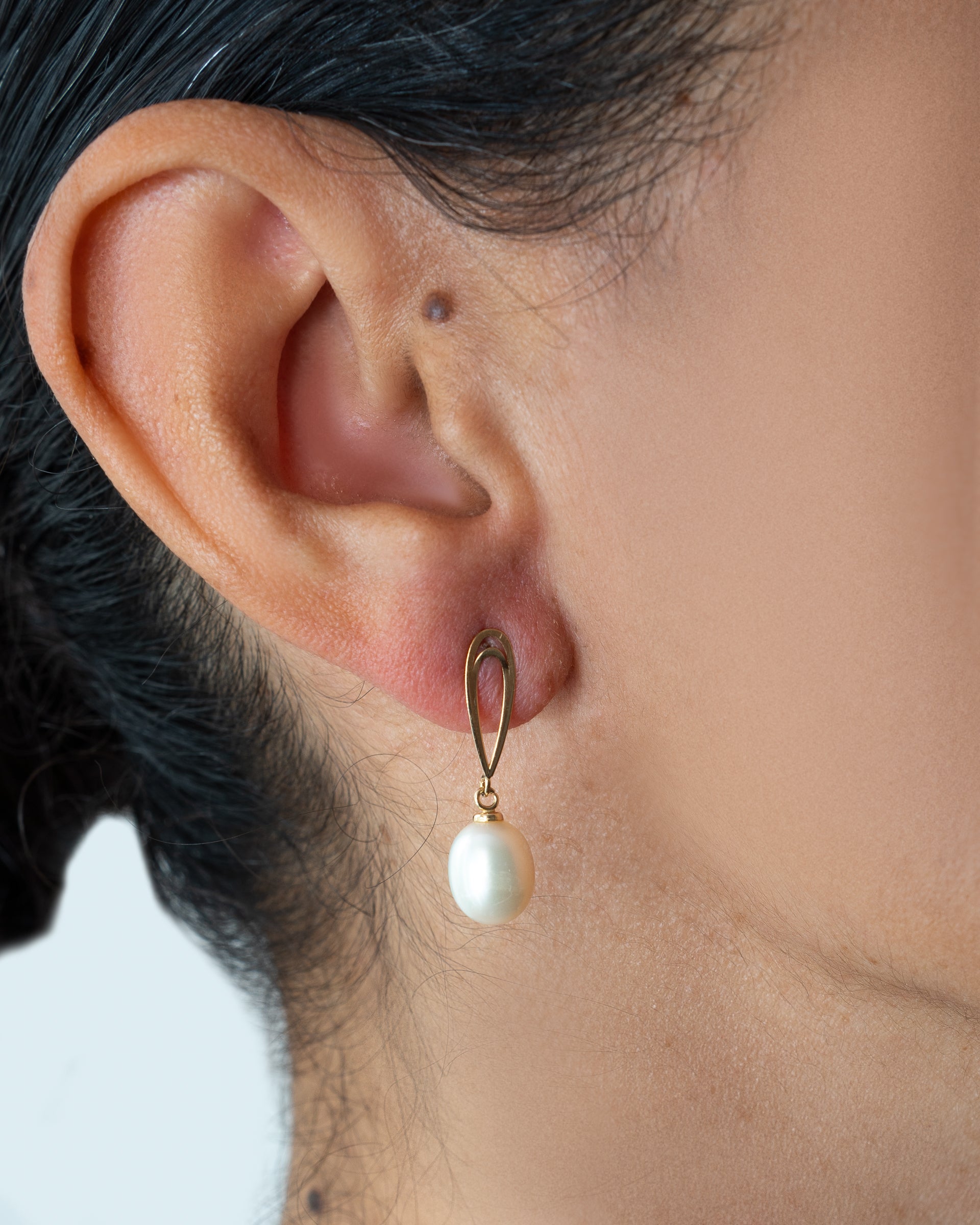 Par de brincos com base em gota e pérola pendente, uma peça de design exclusivo Rose Mafra.
