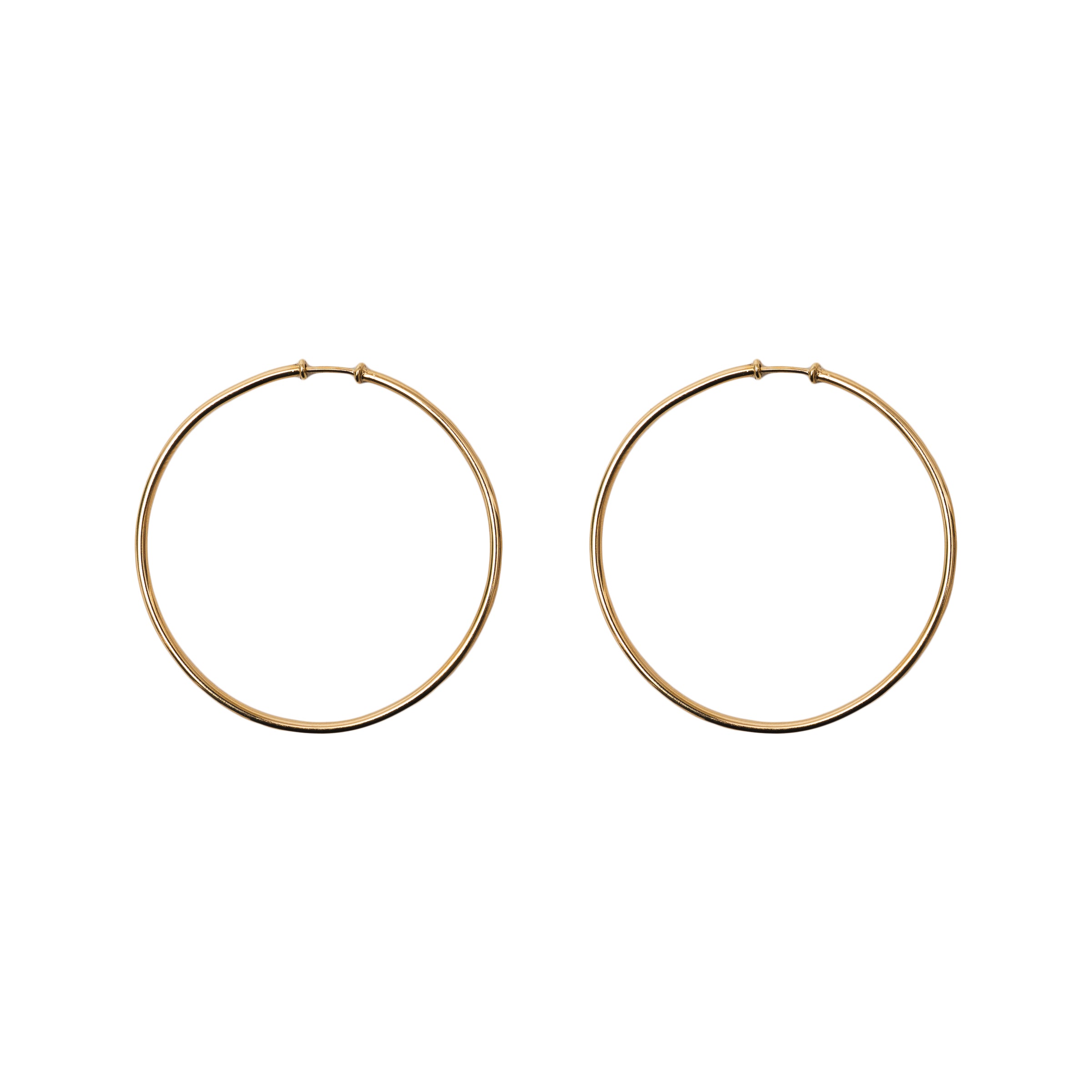 Argolas grandes em ouro 18k da coleção especial, peça clássica de joalheria de luxo Rose Mafra.
