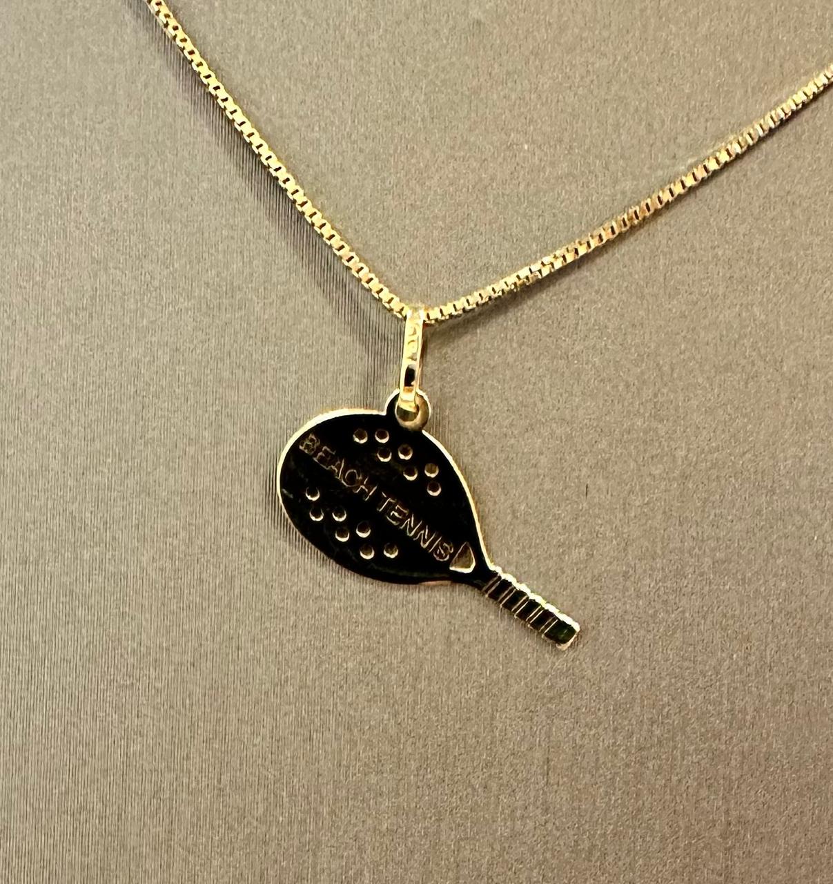 Pingente exclusivo em formato de raquete de Beach Tennis em ouro 18k, alta joalheria e joias de luxo Rose Mafra.