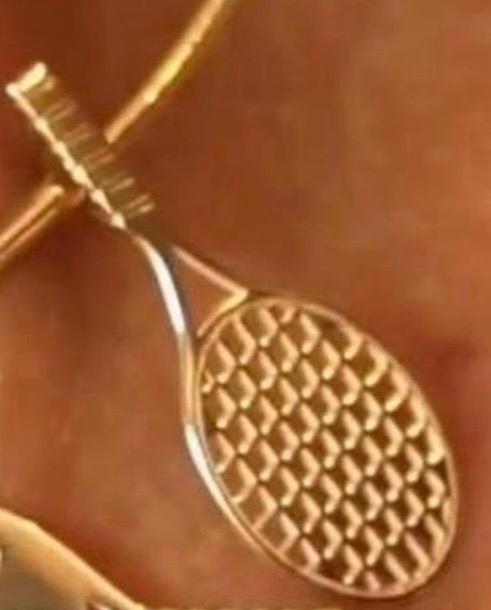 Pingente exclusivo em formato de raquete de tênis em ouro 18k, alta joalheria e joias de luxo Rose Mafra.