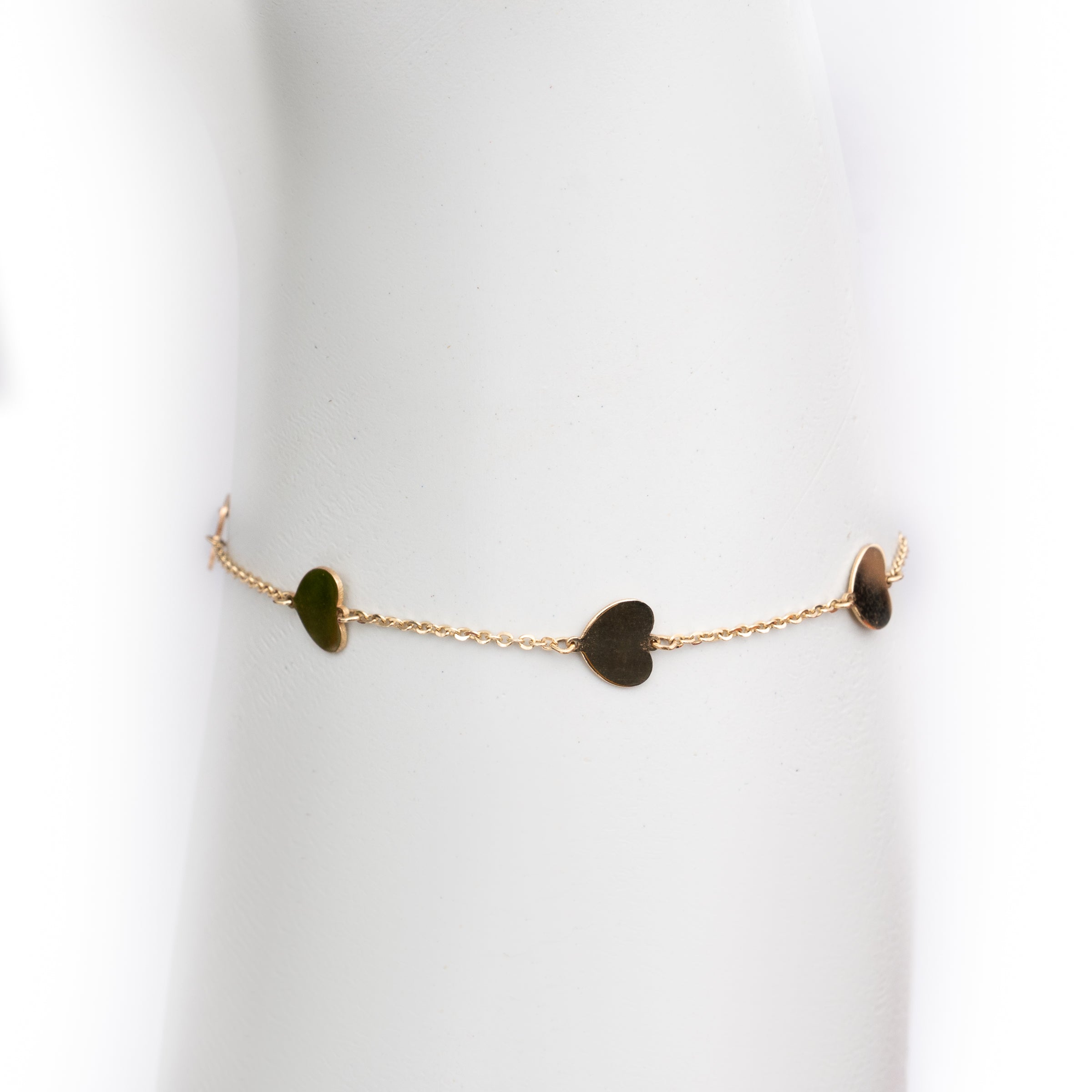 Pulseira delicada com pingentes de coração em ouro 18k, uma joia fina de sofisticação e elegância Rose Mafra.